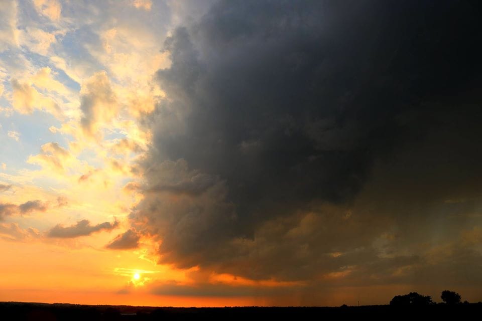 Un début de saison bien orageux sur le nord-Vendée et l'Anjou ! Beau coucher de soleil en marge d'un orage de grêle circulant sur le choletais. - 26/04/2020 20:45 - Yohan JADEAU