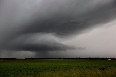 Interception de la supercellule à hauteur de saint jean d'angely (17). Mésocyclone particulièrement bien dessiné avec nuage mur. - 26/05/2018 19:00 - Jérémy Bourriau