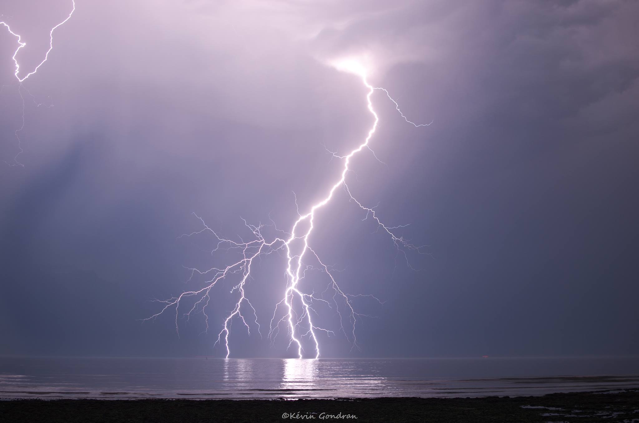 Nuit dernière bien électrique sur la Vendée avec de nombreuses cellules remontant d'Espagne. Superbe ramifié à 3 points d'impacts vu depuis la jetée du port de Jard-sur-Mer. - 28/05/2017 04:00 - Kévin GONDRAN