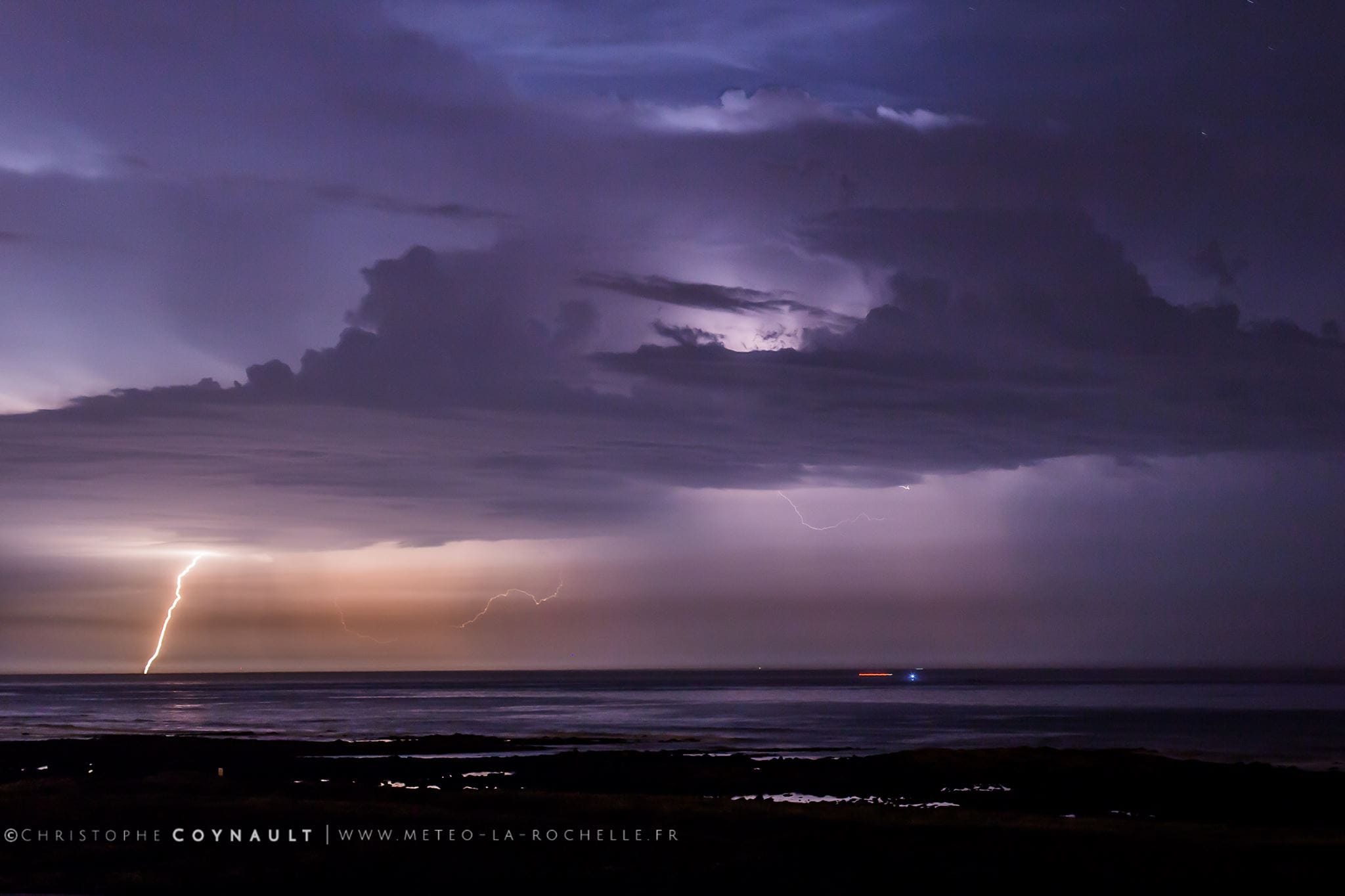 Orages vus depuis les Sables d'Olonne en Vendée. - 28/05/2017 03:00 - Christophe COYNAULT