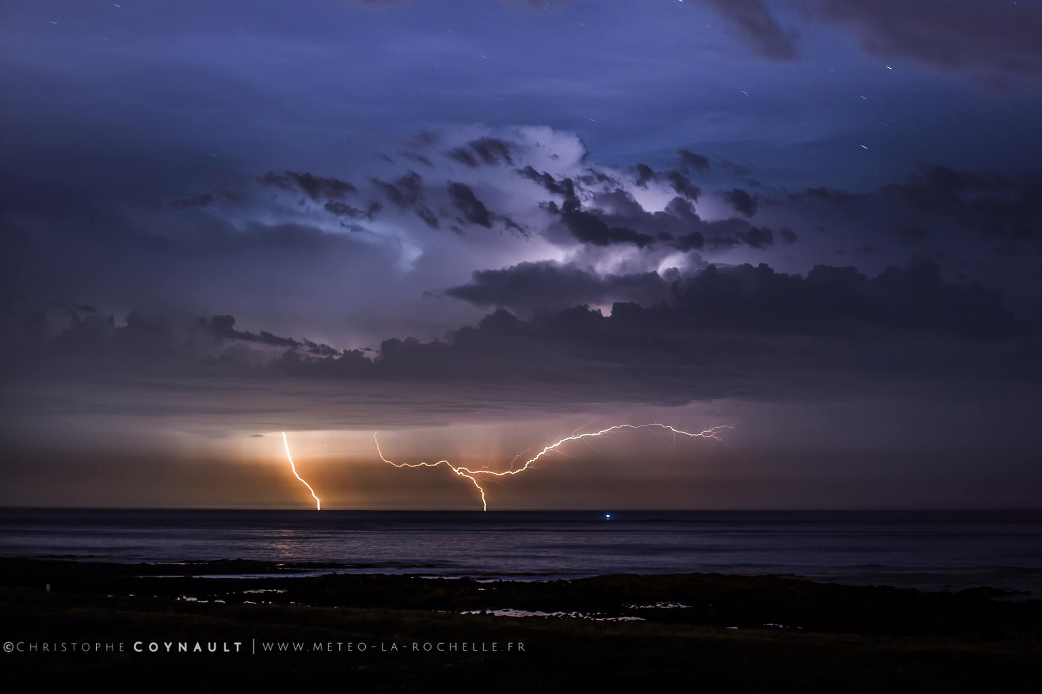 Orages vus depuis les Sables d'Olonne en Vendée. - 28/05/2017 03:00 - Christophe COYNAULT