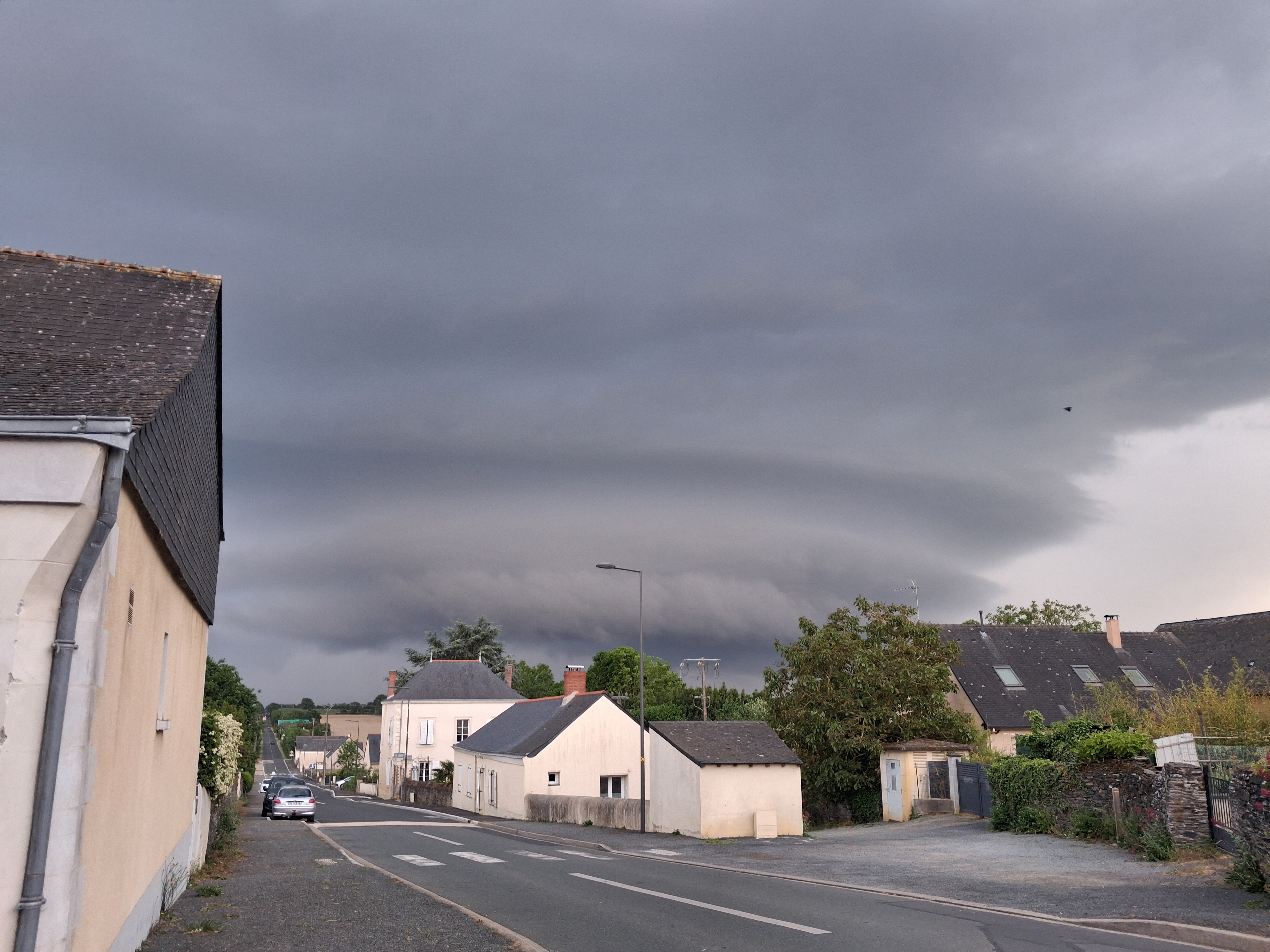 Structure orageuse au dessus de Saint Augustin dans le Maine et Loire 49 avec présence d'une pluie très soutenus. - 30/04/2026 19:18 - Evan Moulinot
