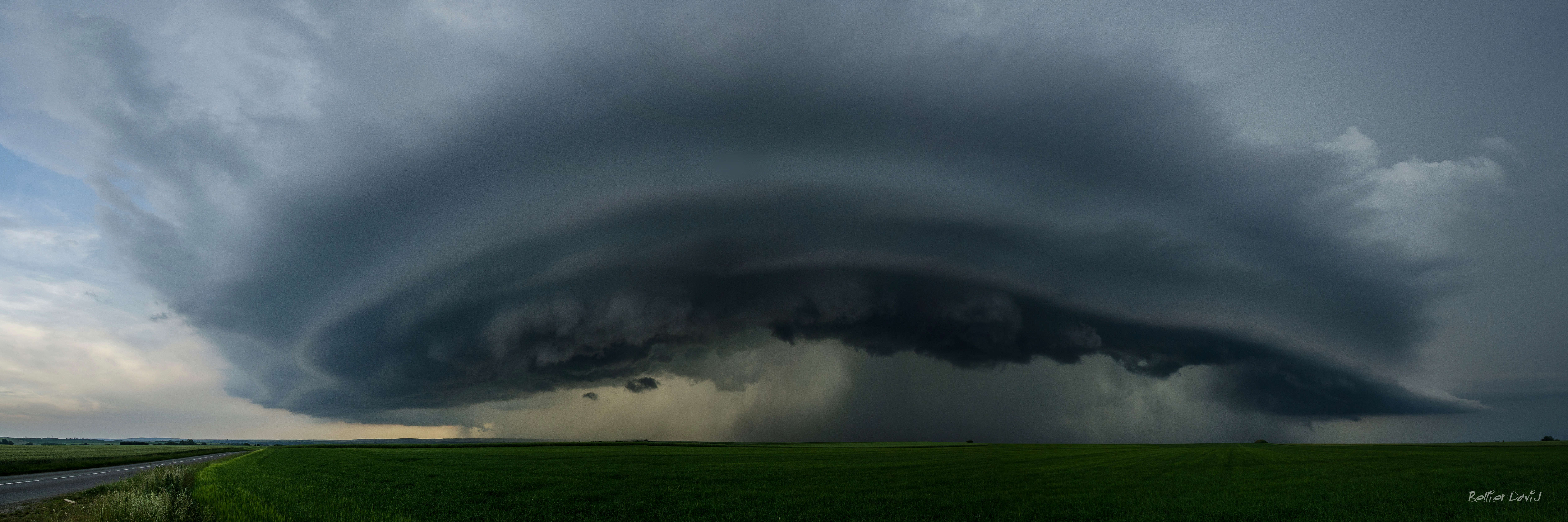 Orage supercellulaire de type HP, ayant traversé l'Aisne et la Marne le 29/05/2017 en soirée. Photo prise au nord-est de Fère en Tardenois - 29/05/2017 18:00 - david bellier