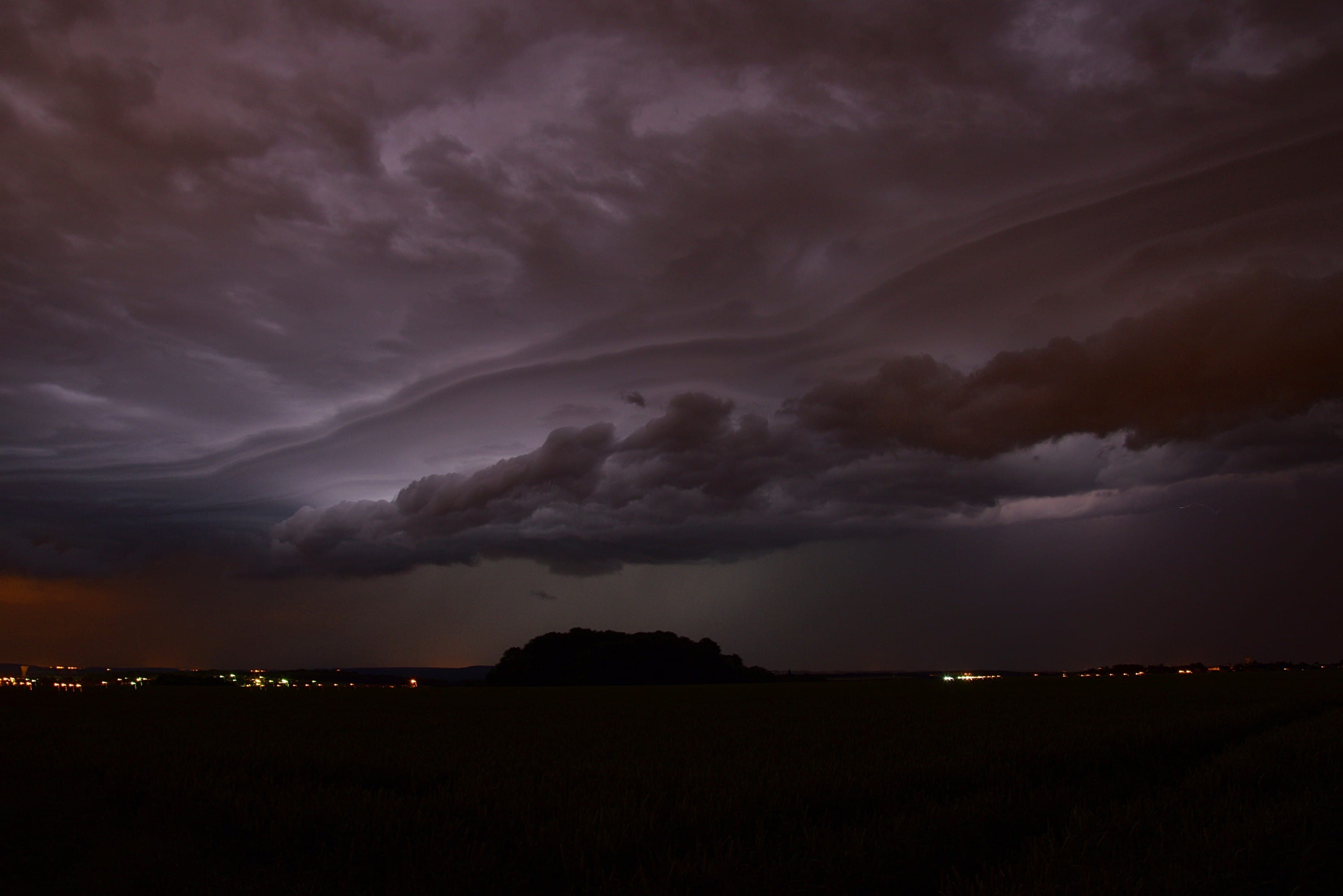 Un orage violent est passé ce 8 juin avec un bon coup de vent pre frontal, puis de la pluie violente mêlée de grêle... Foudroiement intense et quasi permanent, mais essentiellement des intra nuageux - 08/06/2017 23:25 - Sébastien GIRARD