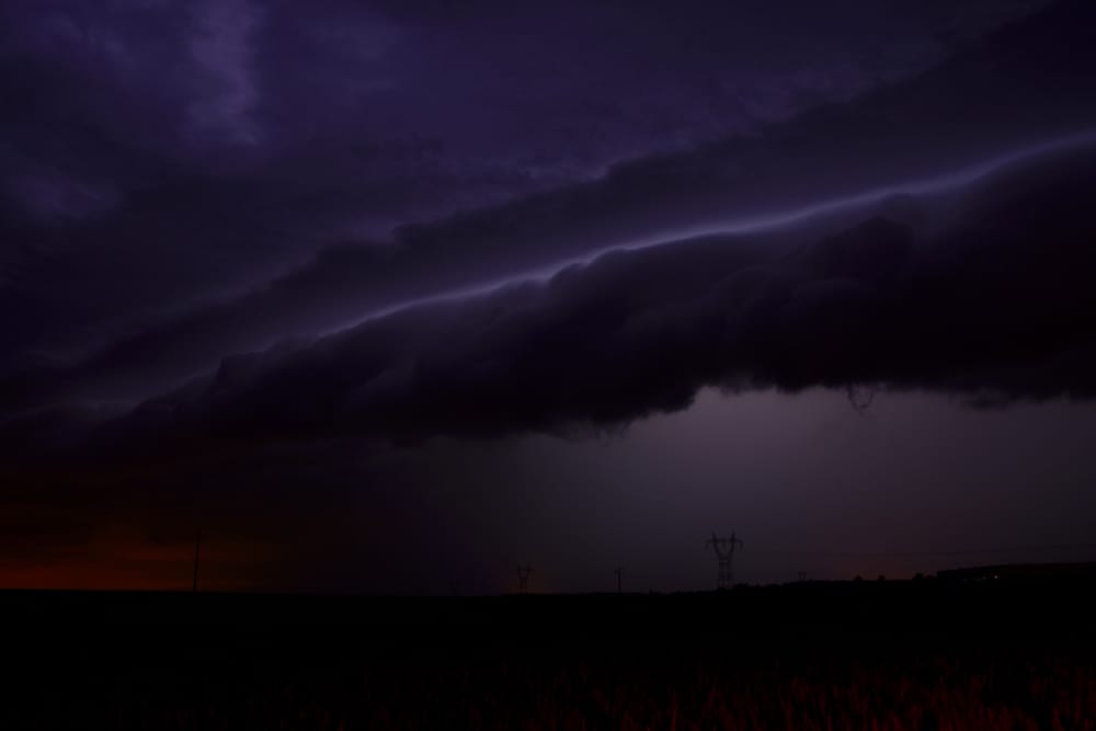 Magnifique arcus photographié cette nuit, entre Beauvais et Saint-Quentin. Un intra-nuageux vient mettre en avant la structure du nuage. - 09/06/2017 02:00 - Kevin Floury