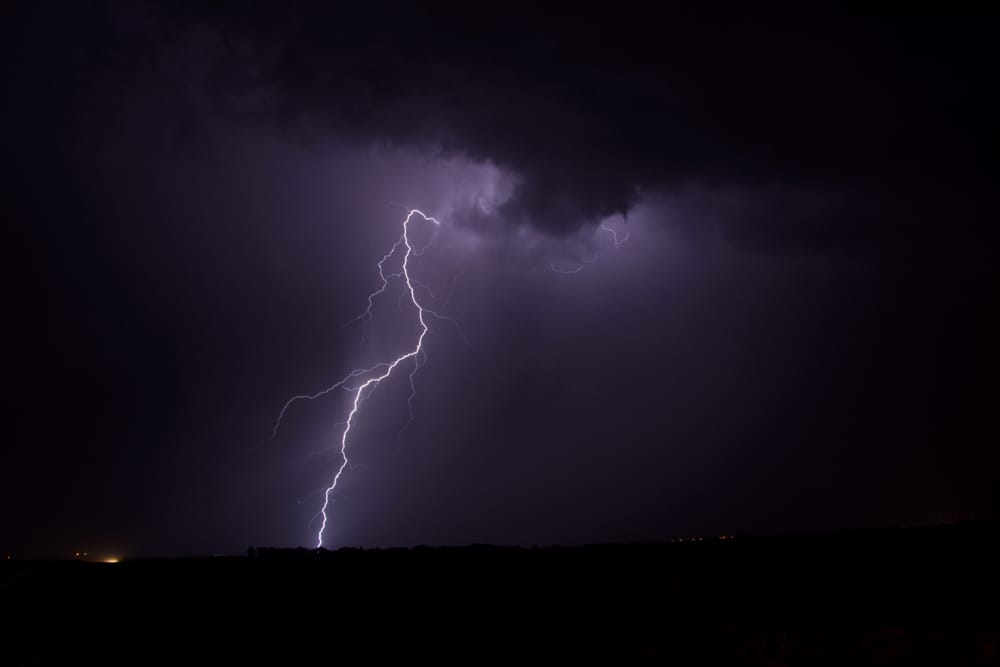 Beau positif au nord de Compiègne, prise sur une aire d'autoroute de l'A29 la nuit dernière. La cellule née en Centre-Val-de-Loire est remontée en se renforçant jusqu'aux Hauts-de-France. L'activité électrique était importante (tout comme la pluie et le vent). - 09/06/2017 02:30 - Kevin Floury