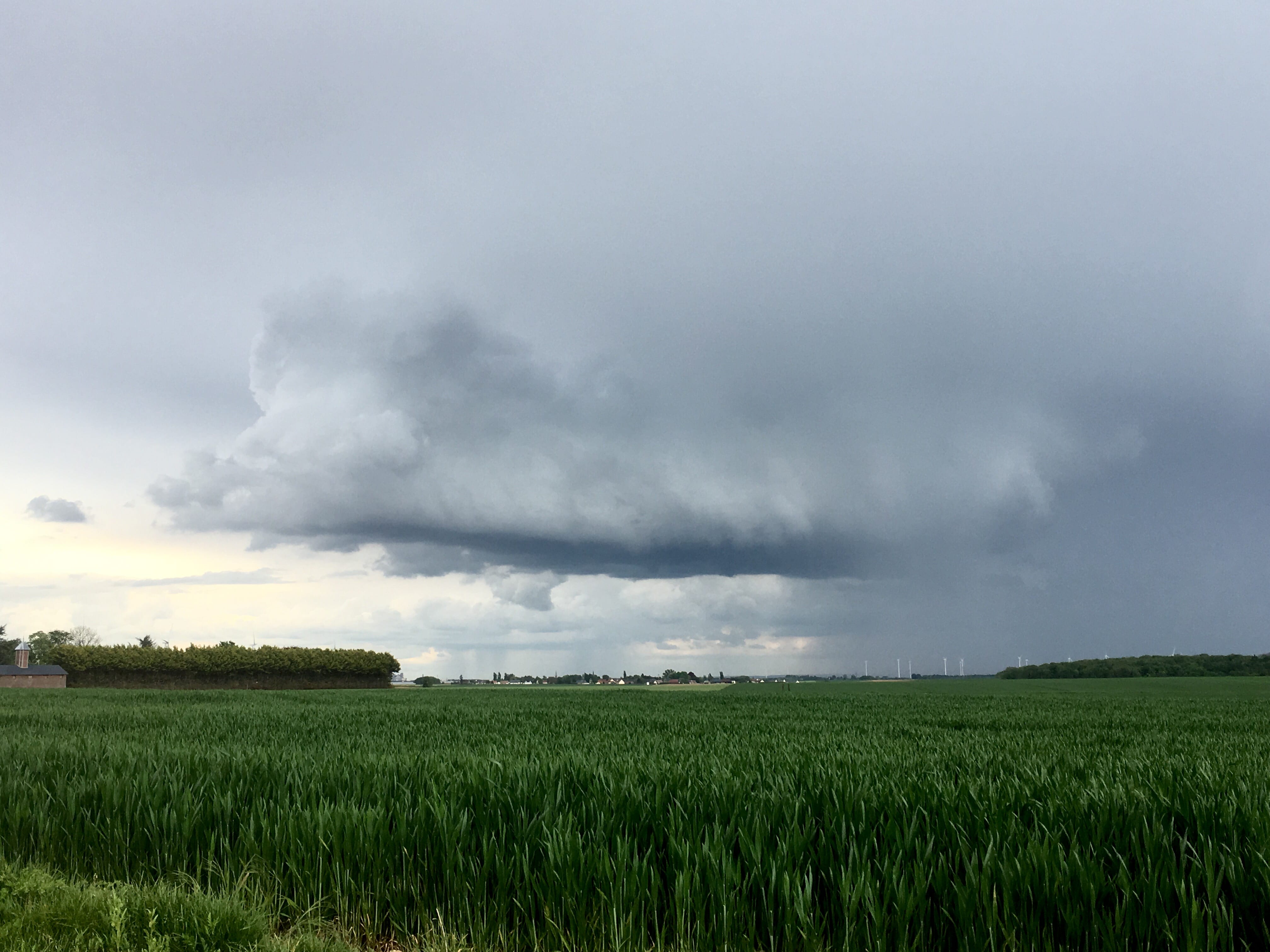 Cellule en fin de vie et rideau de pluie frontière Oise/Somme.
Photo iPhone - 12/05/2017 16:00 - Antoine Douniol