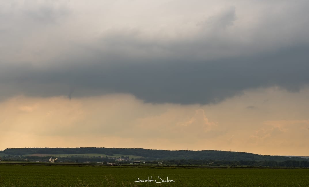 Petit tuba persistant pendant 5mn en périphéri d'une cellule active sur le secteur de Beauvais cet après-midi. - 22/05/2018 16:00 - Julien Avalet