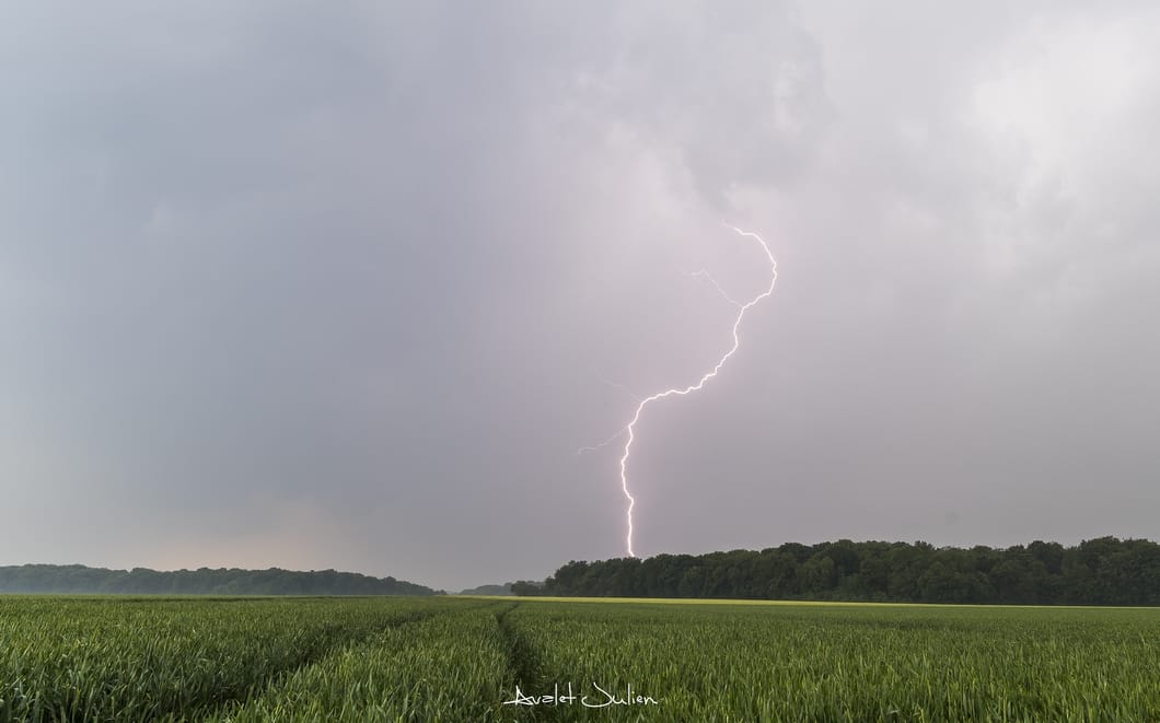 Situation de "marais barométrique" aujourd'hui, avec quelques orages peu mobiles sur la Picardie.Pas facile dans ces conditions de faire quelques choses de biens, mais cela dit par moments la foudre est quand même un peu sorti comme sur cette photo prise dans le secteur de Froissy - 22/05/2018 16:30 - Julien Avalet