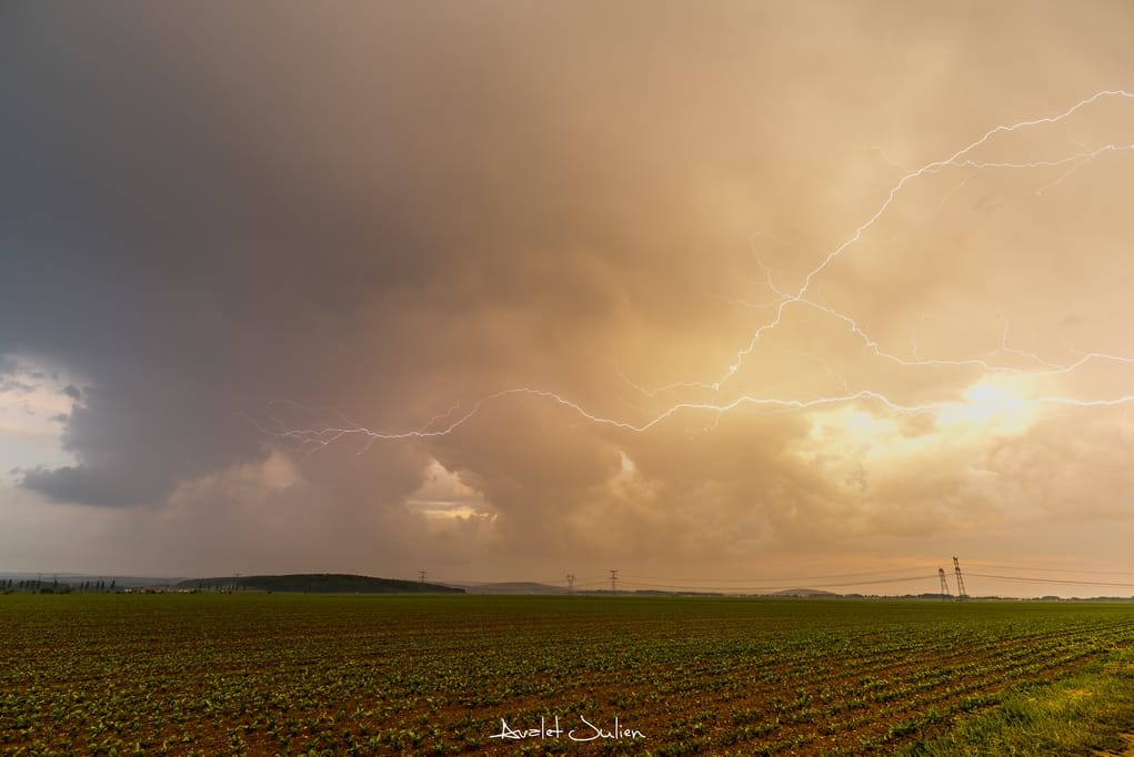 Orage surprise  et magnifique ambiance au soleil couchant,  sur les environs de Beauvais(60)Oise - 22/05/2018 21:10 - Julien Avalet