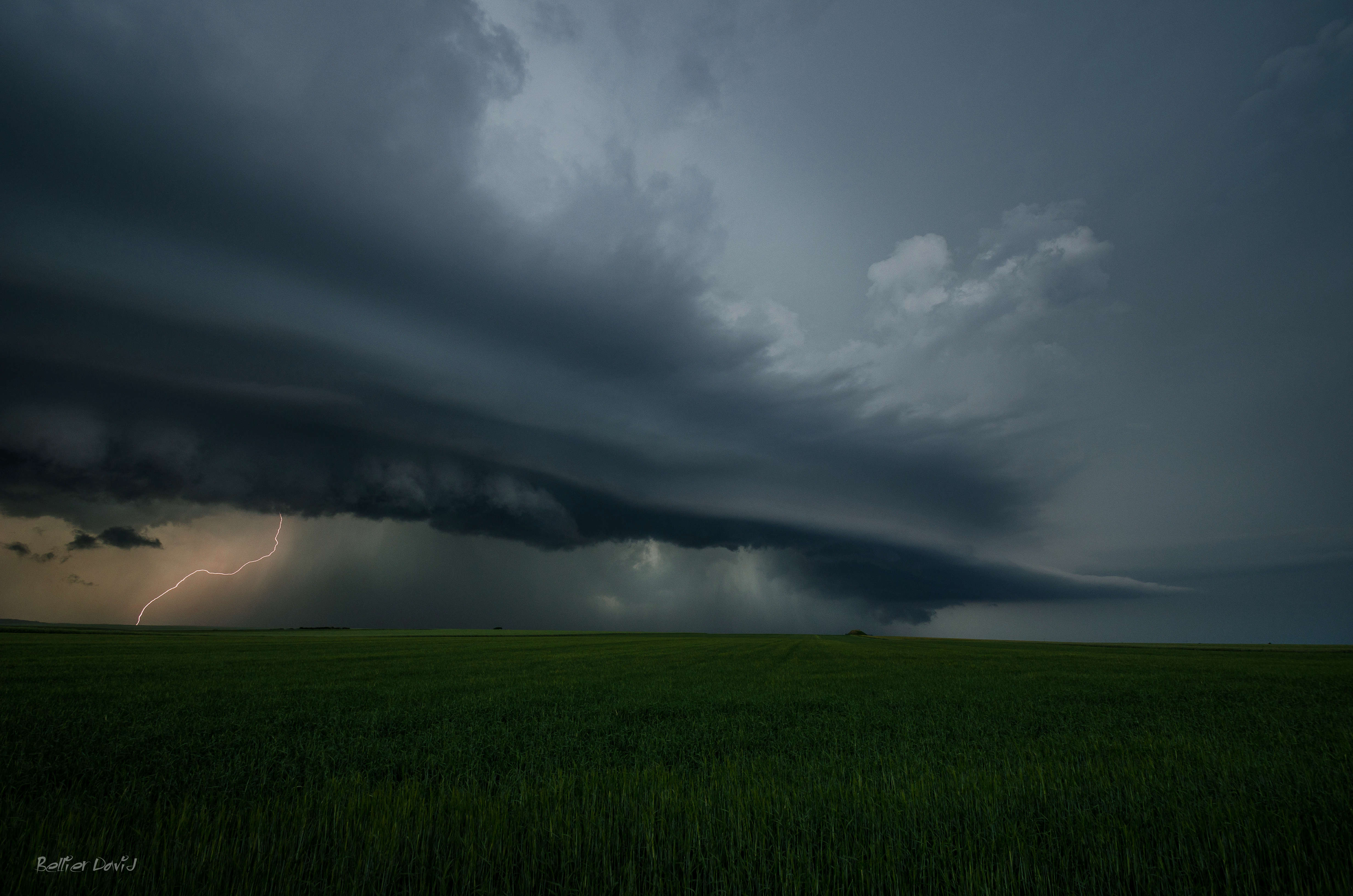 Orage supercellulaire de type HP, ayant traversé l'Aisne et la Marne le 29/05/2017 en soirée. Photo prise au nord-est de Fère en Tardenois - 29/05/2017 19:15 - david bellier