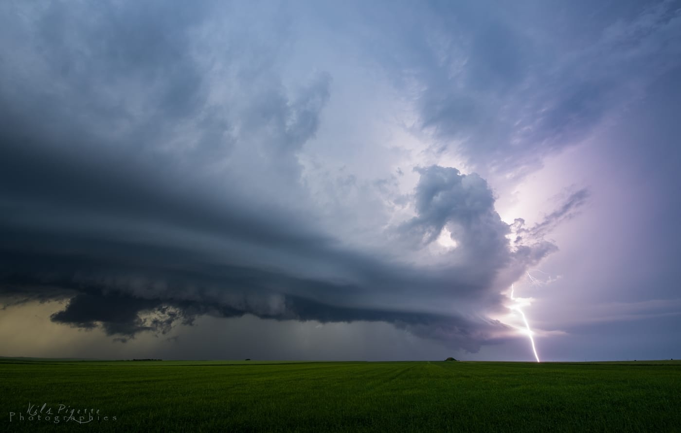 Supercellule HP interceptée au nord de Fismes dans l'Aisne, lâchant régulièrement de puissants coups de foudre positifs - 29/05/2017 21:00 - Nils PIGERRE