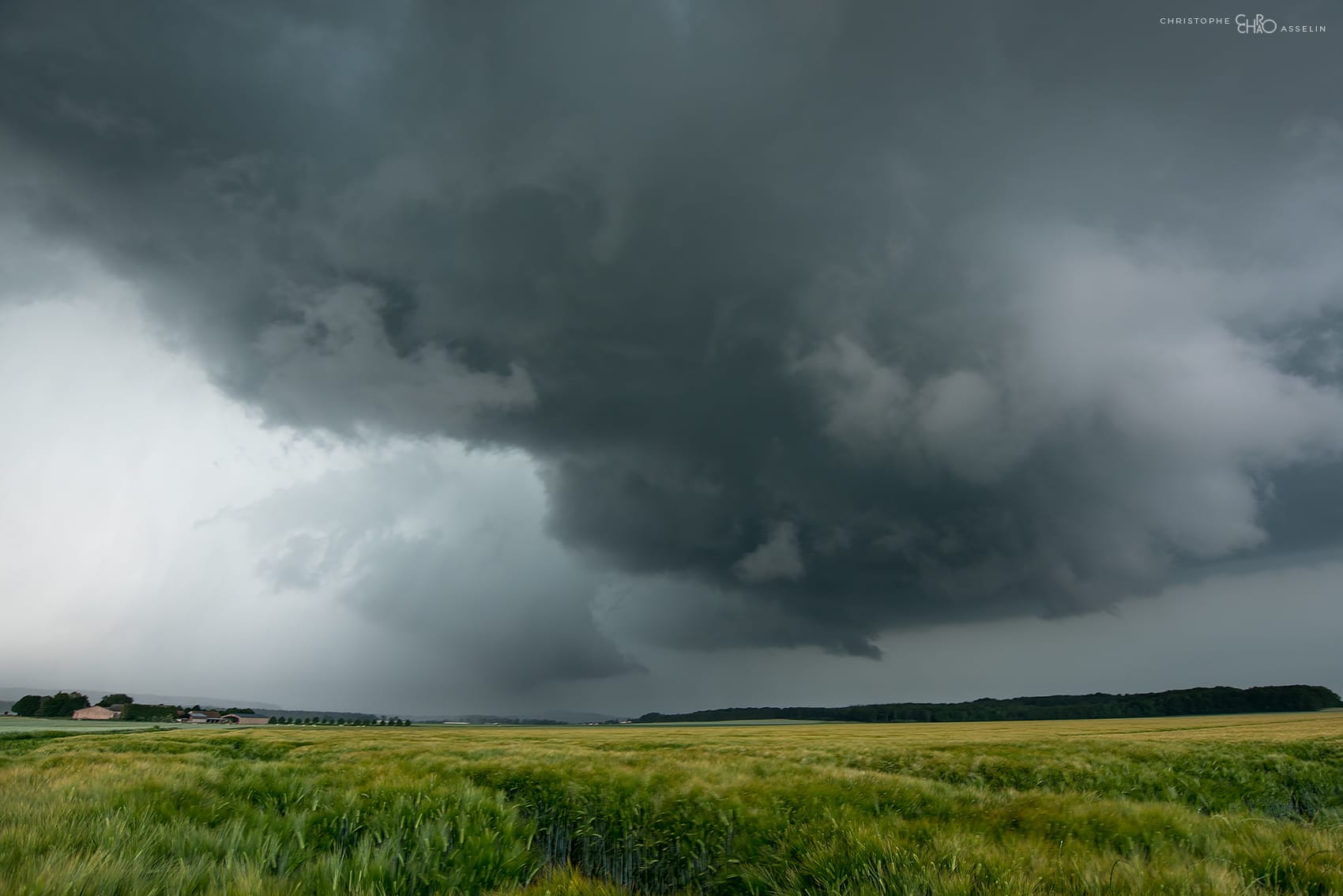 Structure particulièrement intéressante sous cet orage costaud ayant pris naissance en Seine-et-Marne. Au centre, légèrement masqué par les précipitations, un nuage-mur se devine et pointe assez près du sol. L'ambiance est dantesque avec de nombreux impacts de foudre, pour la plupart positifs, s'abattant sous la base. - 29/05/2017 20:07 - Christophe Asselin