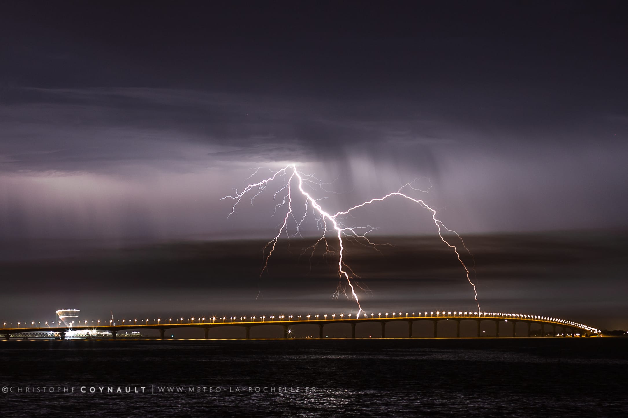 Depuis le temps que j'attendais cette photo avec le pont de L'Ile de Ré, certes un peu trop lointain encore à mon goût, mais déjà bien sympa.
Positionné cette nuit au Port du Plomb au Nord de La Rochelle, quelques cellules orageuses ont éclatés juste en face d'Oléron et Ré vers 04h00 du matin. - 06/07/2017 04:20 - Christophe Coynault