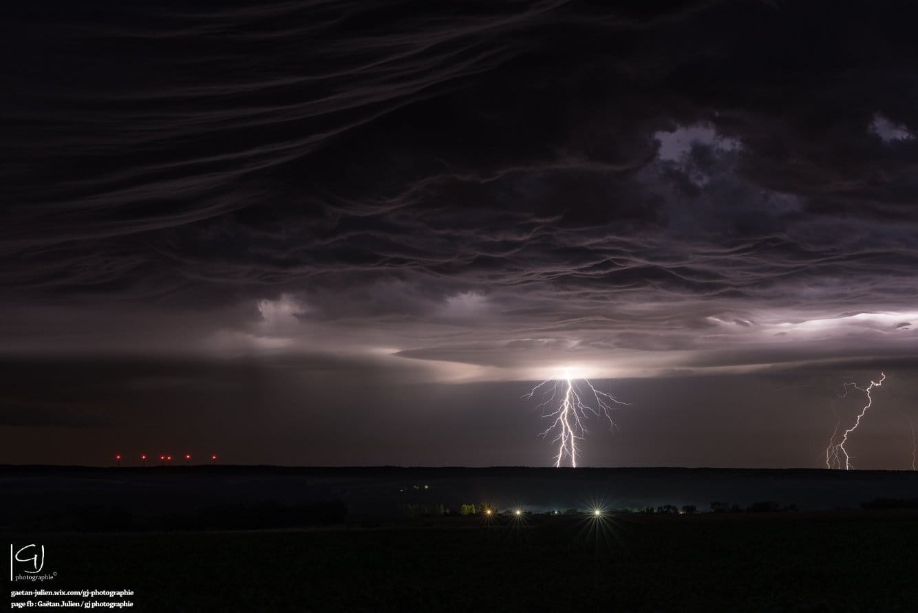 Orage au sud-est de Niort (79). - 08/06/2017 23:00 - Gaetan JULIEN