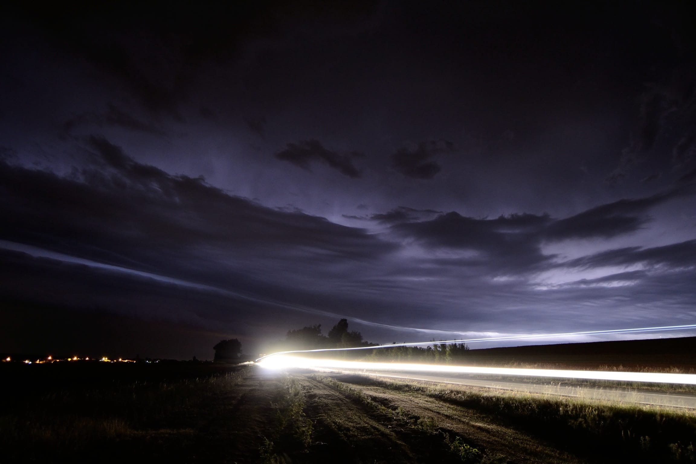 Ambiance orageuse au bord de la D939 entre St-Genis-d'Hiersac et Angoulême, avec un bel arcus en fond. - 08/06/2017 22:30 - Arnaud Phay