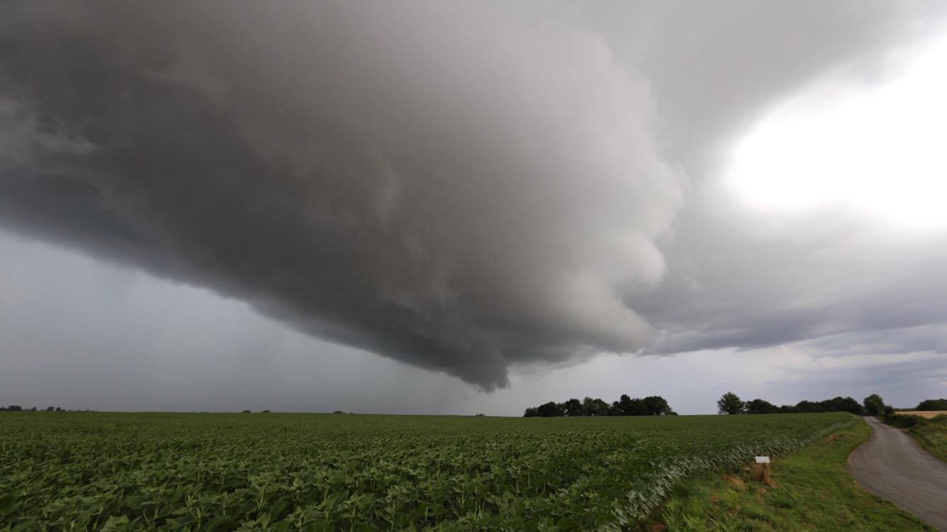 Forte activité convective sur le centre-ouest, plusieurs amorces supercellulaires sous une ligne à propagation rétrograde entre le Mellois et Angoulême. - 09/07/2017 17:00 - Jérémy BOURRIAU