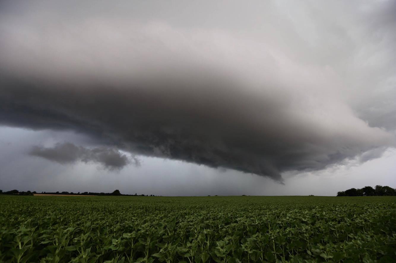 Forte activité convective sur le centre-ouest, plusieurs amorces supercellulaires sous une ligne à propagation rétrograde entre le Mellois et Angoulême. - 09/07/2017 17:00 - Jérémy BOURRIAU