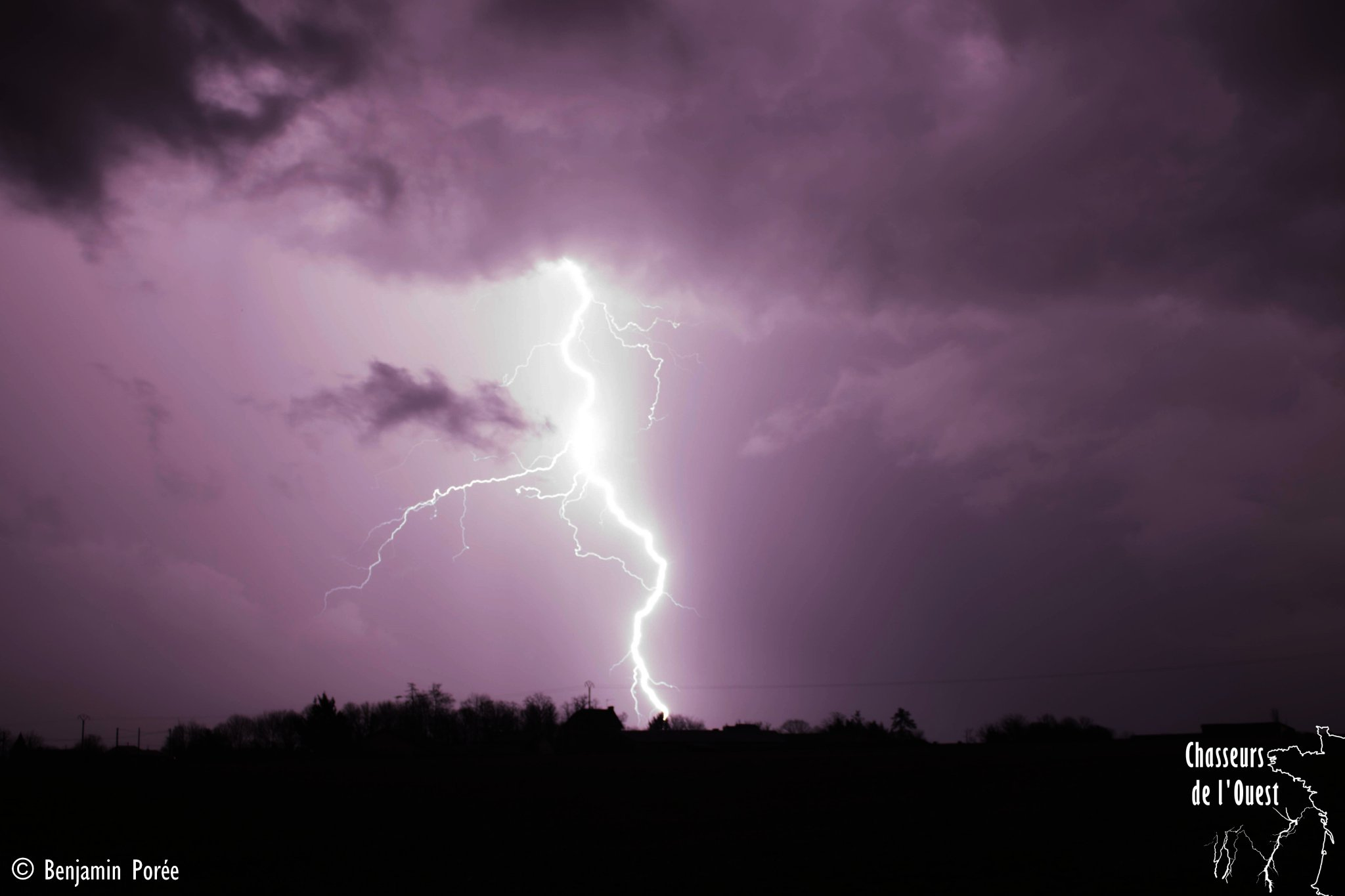 Orages très actifs et électriques pour la saison en fin de soirée du 10 mars dans la Vienne, du côté de Loudun. Nombreux impacts dont ce superbe positif (en réalité un triplé) malheureusement un peu cramé. - 11/03/2018 00:00 - Benjamin POREE