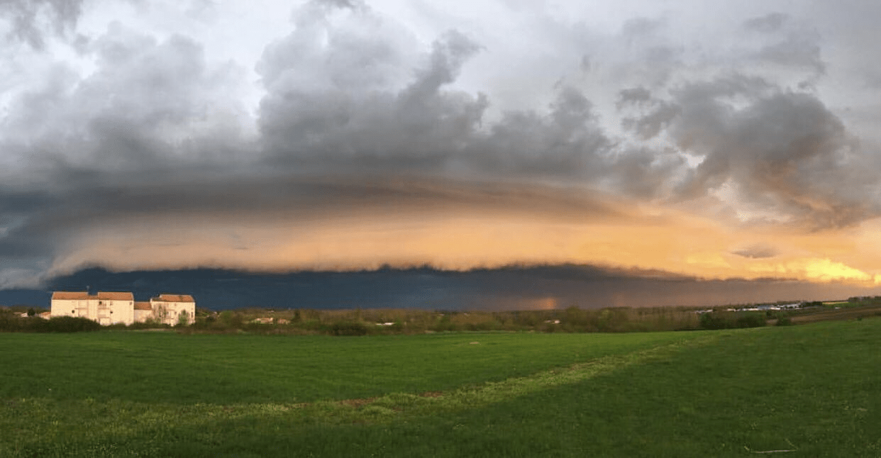 Orage en approche en Charente-Maritime à Montpellier-de-Medillan. - 13/04/2018 22:00 - Tristan BERGER