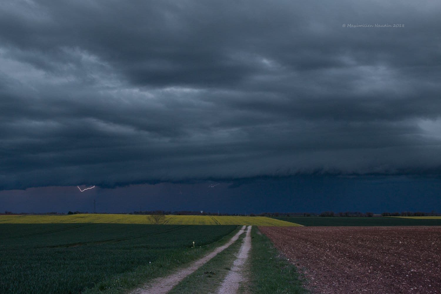 Formation d'un arcus en soirée sur le Ruffecois en Nord Charente - 13/04/2018 22:00 - Maximilien NAUDIN