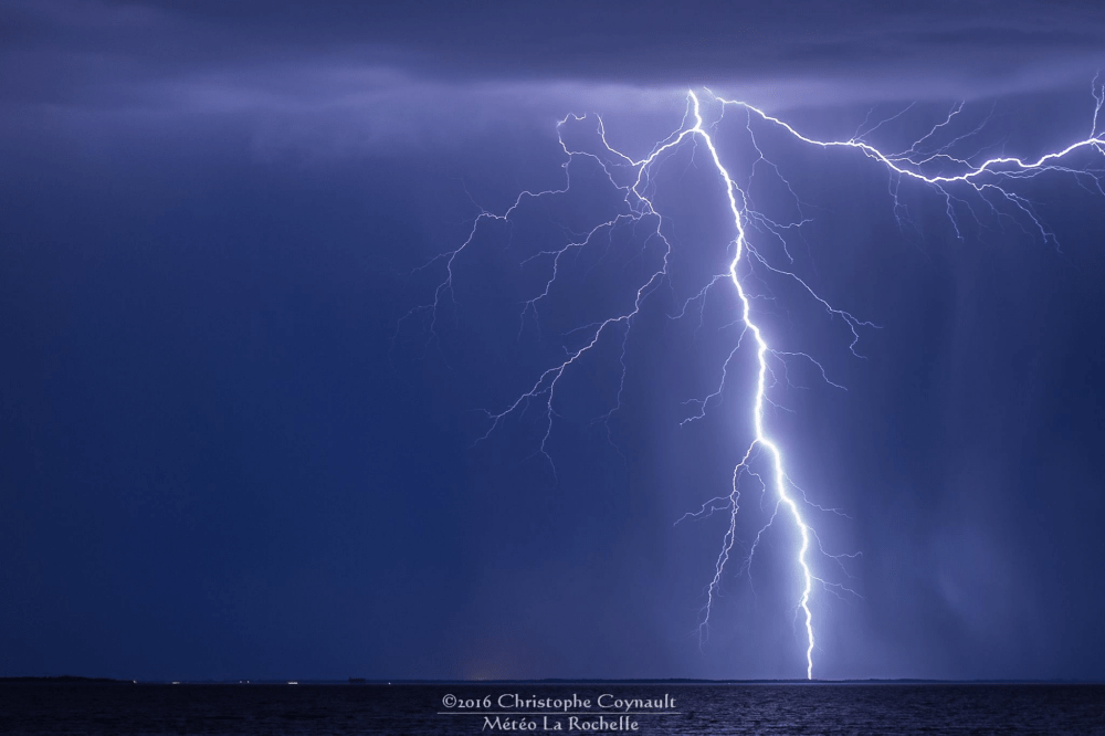 Impacts sur l'île d'Aix et Oléron capturés depuis la plage d'Angoulins (17) sous des petites cellules naissantes en ligne longeant la côte. - 13/09/2016 08:00 - Christophe COYNAULT