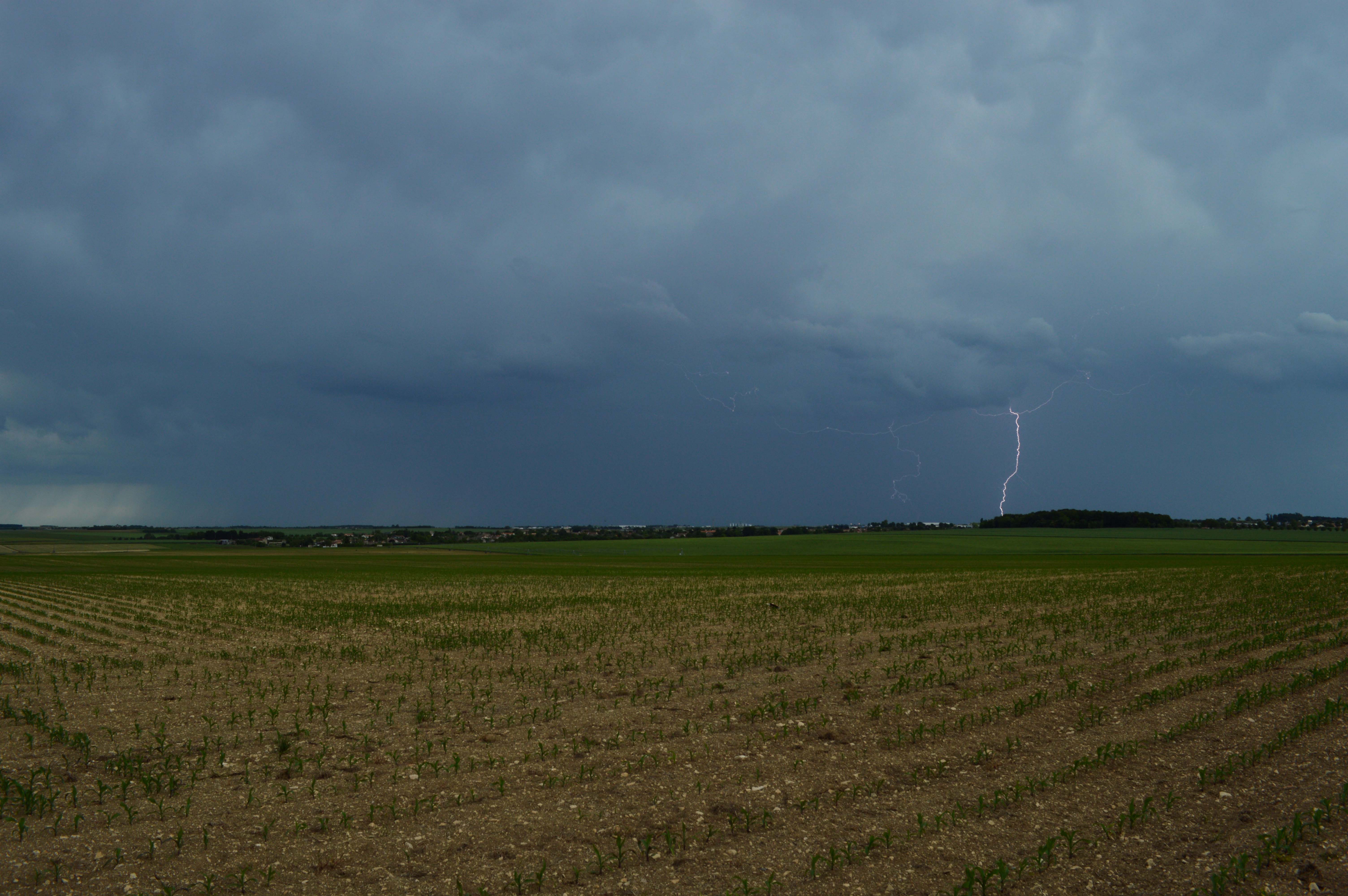 Structure orageuse avec une vue en direction de Poitiers, poster à Neuville de Poitou. - 21/05/2018 18:15 - Luigui Memain