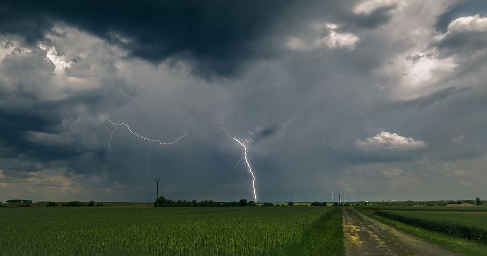 Journée fort instable entre #Niort et FontenayLeConte, Vendée et DeuxSèvres. Des orages intéressants malgré le manque de foudre. - 21/05/2018 17:00 - Chris RUSSO