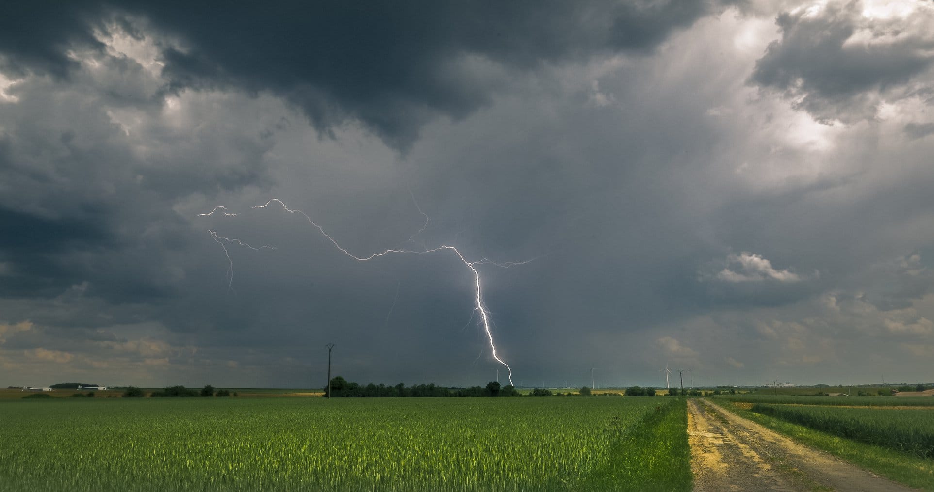 Journée fort instable entre #Niort et FontenayLeConte, Vendée et DeuxSèvres. Des orages intéressants malgré le manque de foudre. - 21/05/2018 17:00 - Chris RUSSO