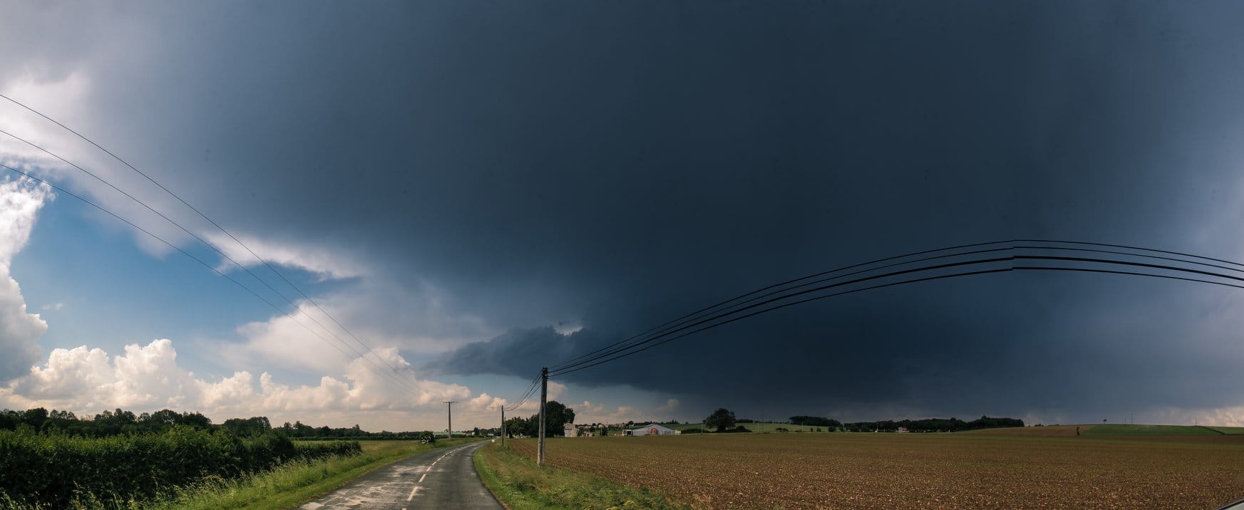 Journée fort instable entre #Niort et FontenayLeConte, Vendée et DeuxSèvres. Des orages intéressants malgré le manque de foudre. - 21/05/2018 17:00 - Chris RUSSO