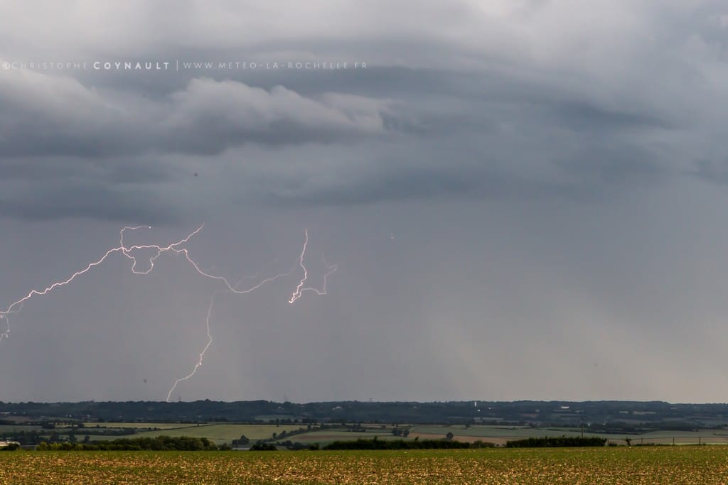 Forte activité électrique mais difficile à intercepter sans cellule de déclenchement le 21 mai entre Nord Charente-Maritime et Sud-Ouest Deux-Sèvres. - 21/05/2018 18:30 - christophe coynault