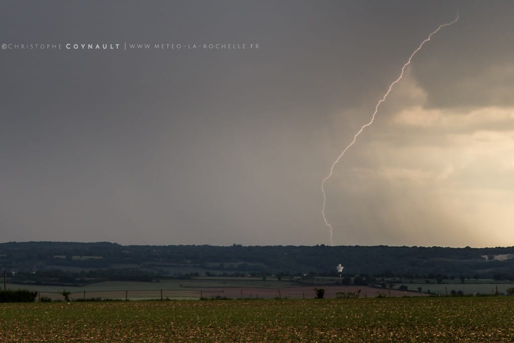 Forte activité électrique mais difficile à intercepter sans cellule de déclenchement le 21 mai entre Nord Charente-Maritime et Sud-Ouest Deux-Sèvres. - 21/05/2018 18:30 - christophe coynault