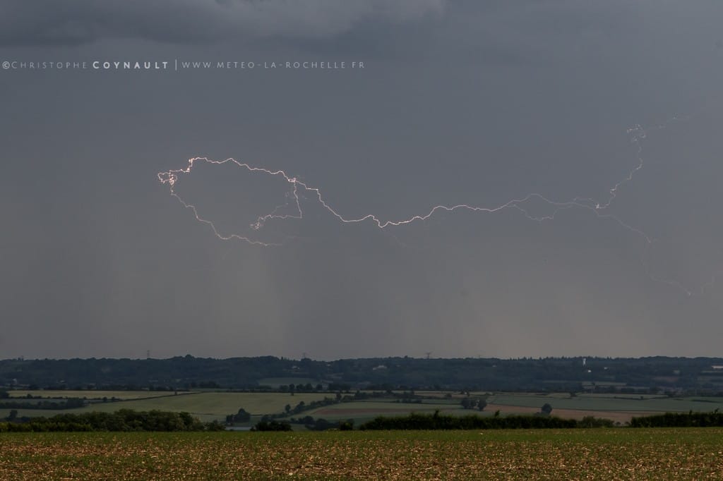 Forte activité électrique mais difficile à intercepter sans cellule de déclenchement le 21 mai entre Nord Charente-Maritime et Sud-Ouest Deux-Sèvres. - 21/05/2018 18:30 - christophe coynault