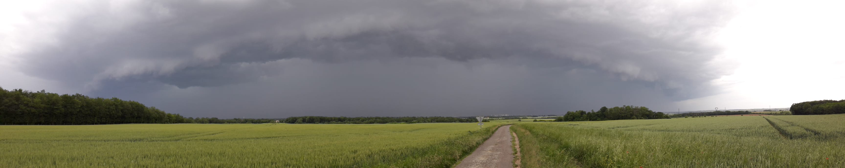 Photo panoramique de l'orage au-dessus de Poitiers (86) - 26/05/2018 16:40 - Emmanuel PAIN
