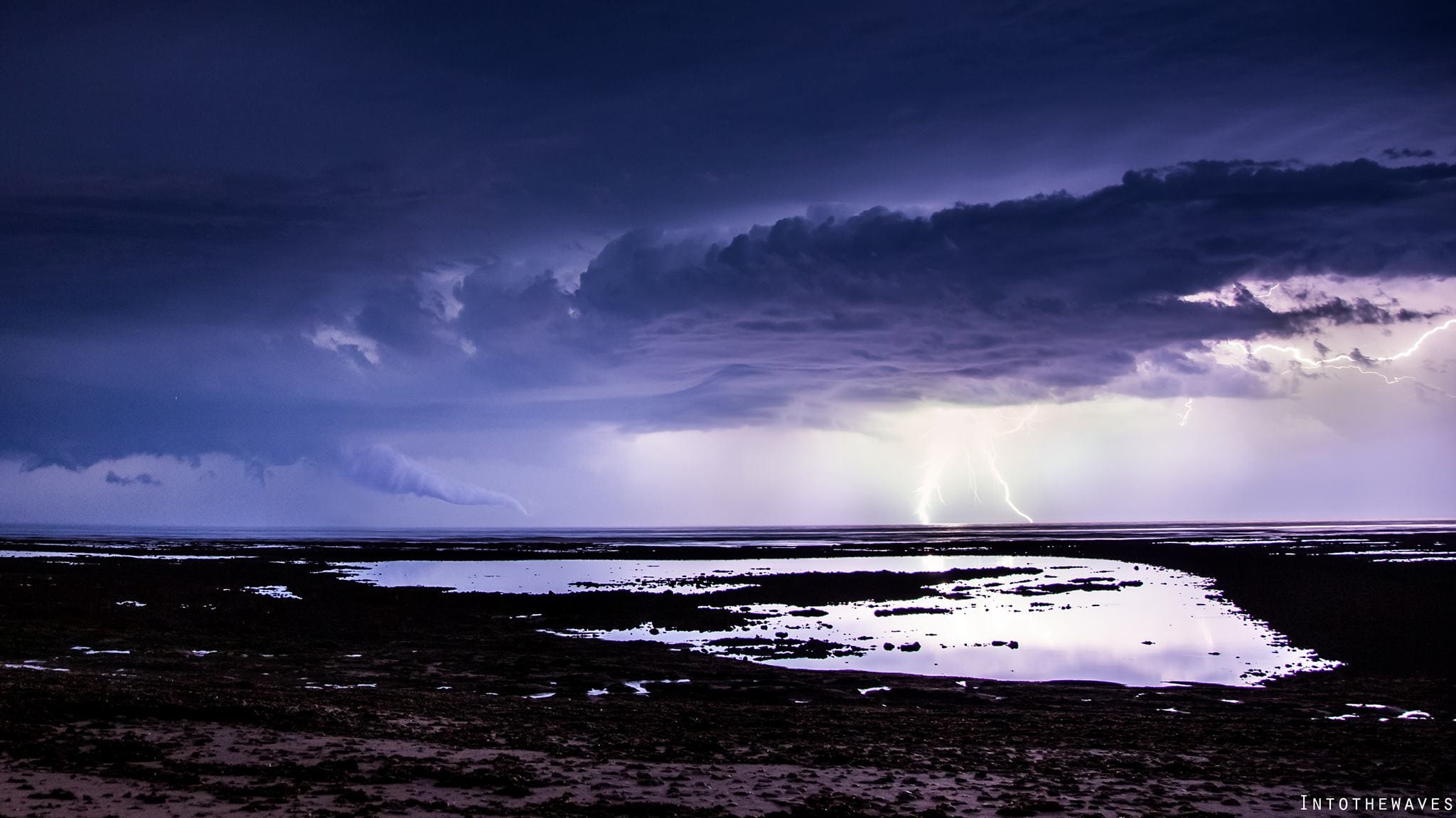 Orage remontant du Golfe de Gascogne, vu depuis l'île de Ré. - 28/05/2017 02:00 - Gaël CONTAL