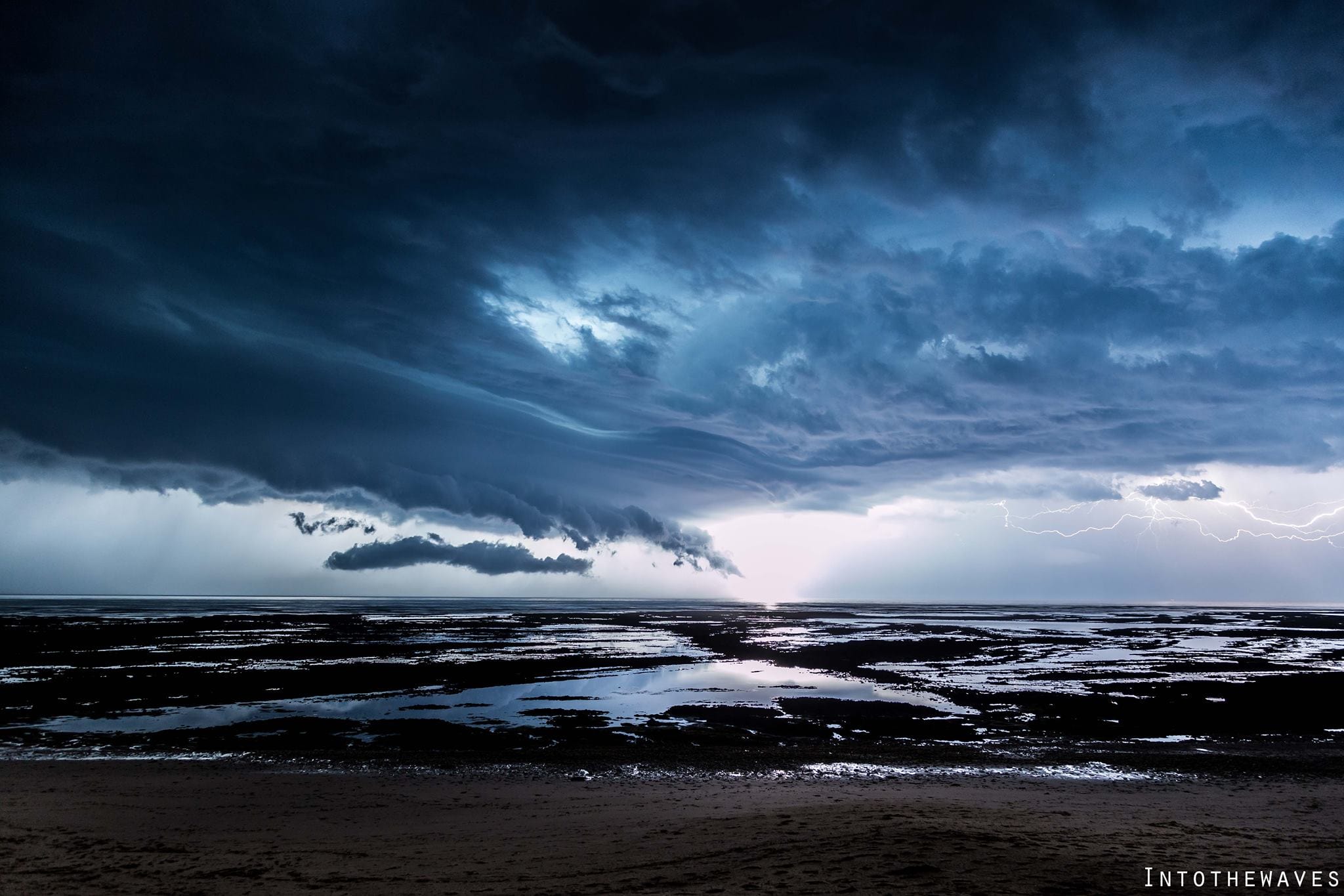 Orage remontant du Golfe de Gascogne, vu depuis l'île de Ré. - 28/05/2017 02:00 - Gaël CONTAL