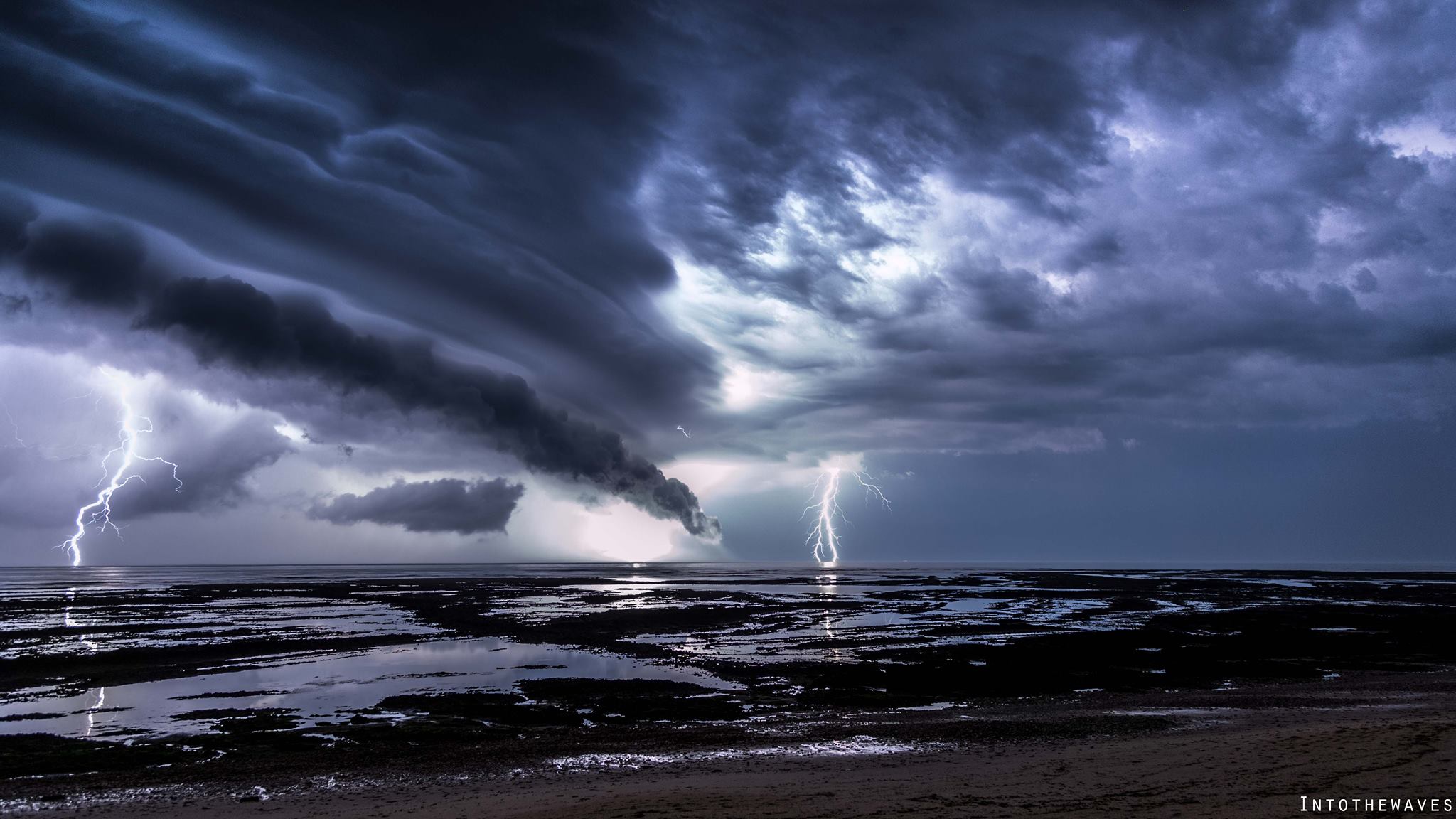 Orage remontant du Golfe de Gascogne, vu depuis l'île de Ré. - 28/05/2017 02:00 - Gaël CONTAL