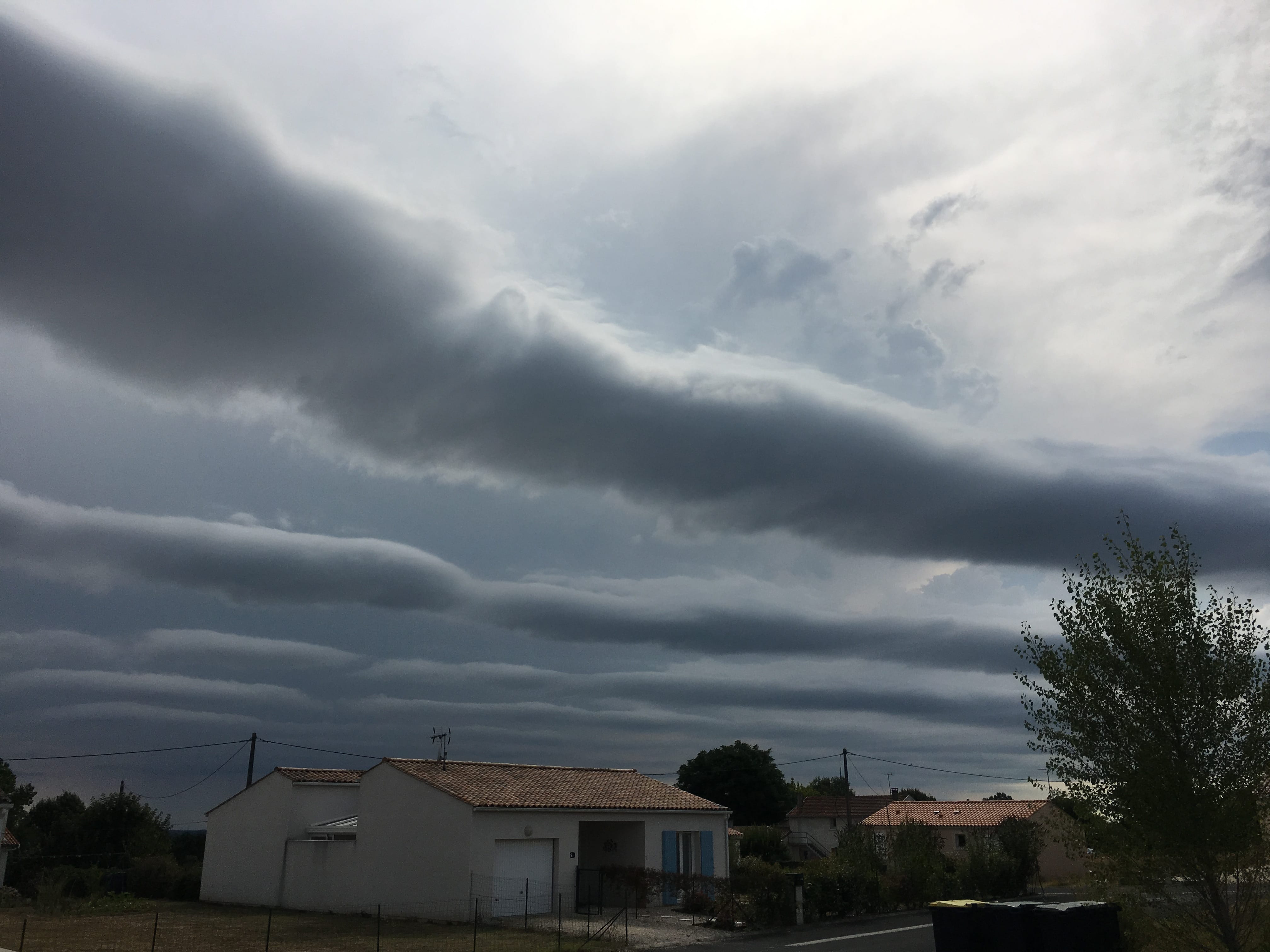 Dégradation orageuse peu active au dessus de Montguyon en Charente-Maritime. - 30/07/2016 18:55 - Frédéric. Brosse