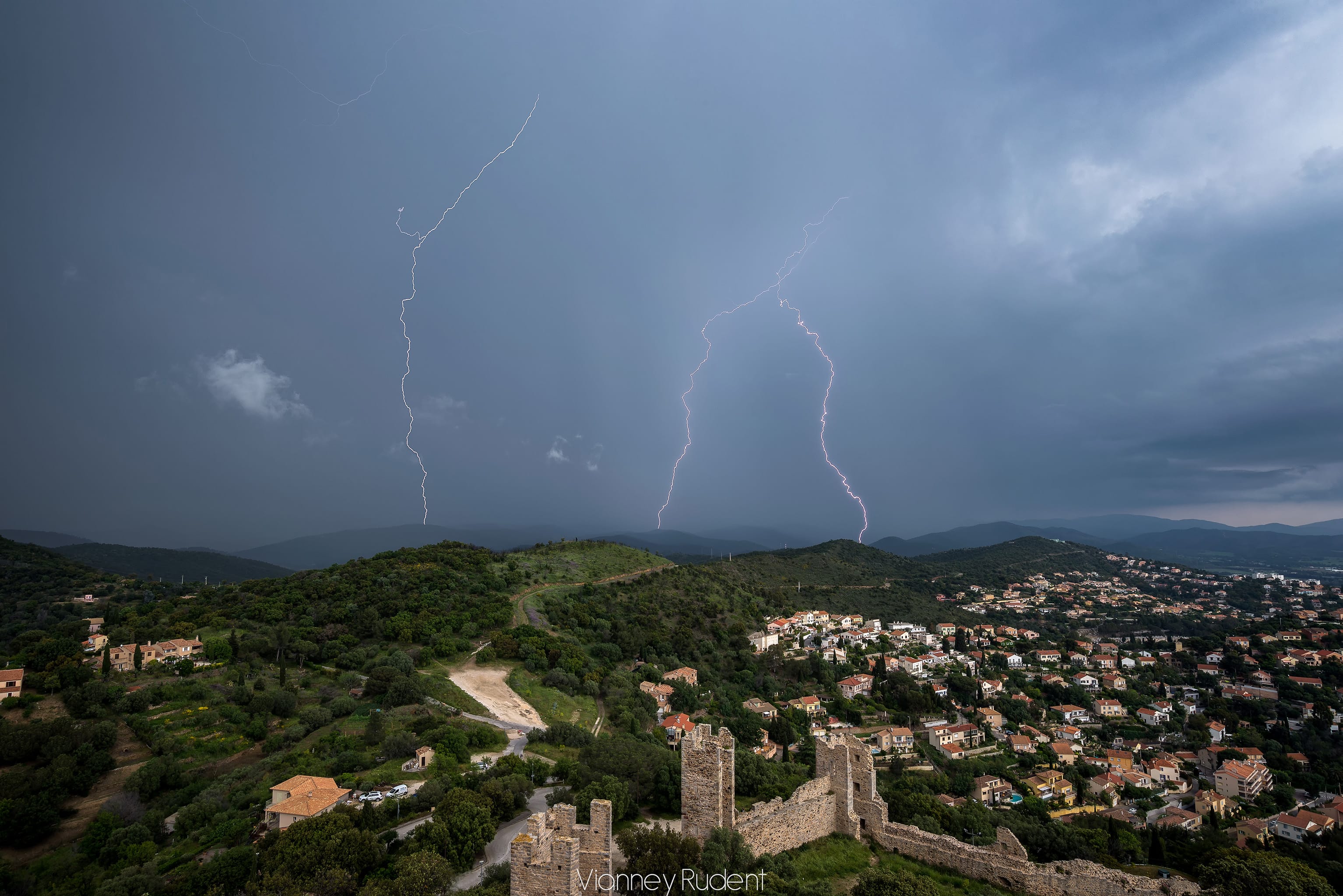 Cellule orageuse qui a pris naissance dans les plaines Varoises du coté de Pierrefeu, venant terminer sa course en bord de mer ici à Hyères.
Superposition de deux photos - 07/05/2018 00:00 - Vianney Rudent