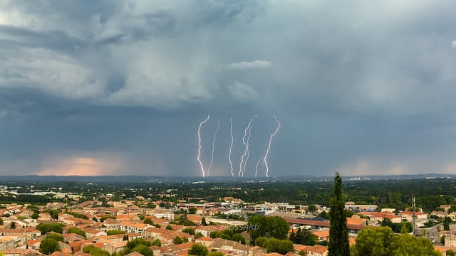 Première chasse aux orages du mois d’août, dans le nord-ouest des bouches du Rhône, à Châteaurenard alors qu'au début de la traque , celui-ci donnait que des intras dans les Cévennes, l'orage a soudainement changé de profil en abordant le Rhône, offrant ainsi un joli petit lot d'impacts groupés, évidemment ceci est le fruit de superposition =) - 01/08/2018 19:00 - Janis BROSSARD