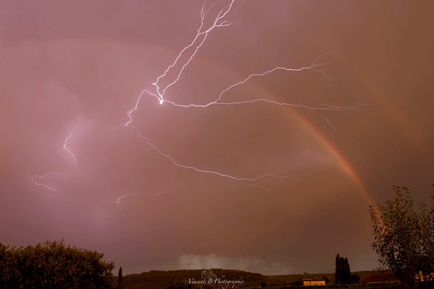 Lors du passage des orages ce soir sur le Vaucluse. Apres une journée a plus de 40°C les orages ont traversé le département d'Ouest en Est.
Apres l'évacuation de la dernière cellule le soleil revient générant ce double arc en ciel. L'activité électrique reste forte lors de la fin du passage. - 01/08/2020 20:37 - Vincent BOURREUX