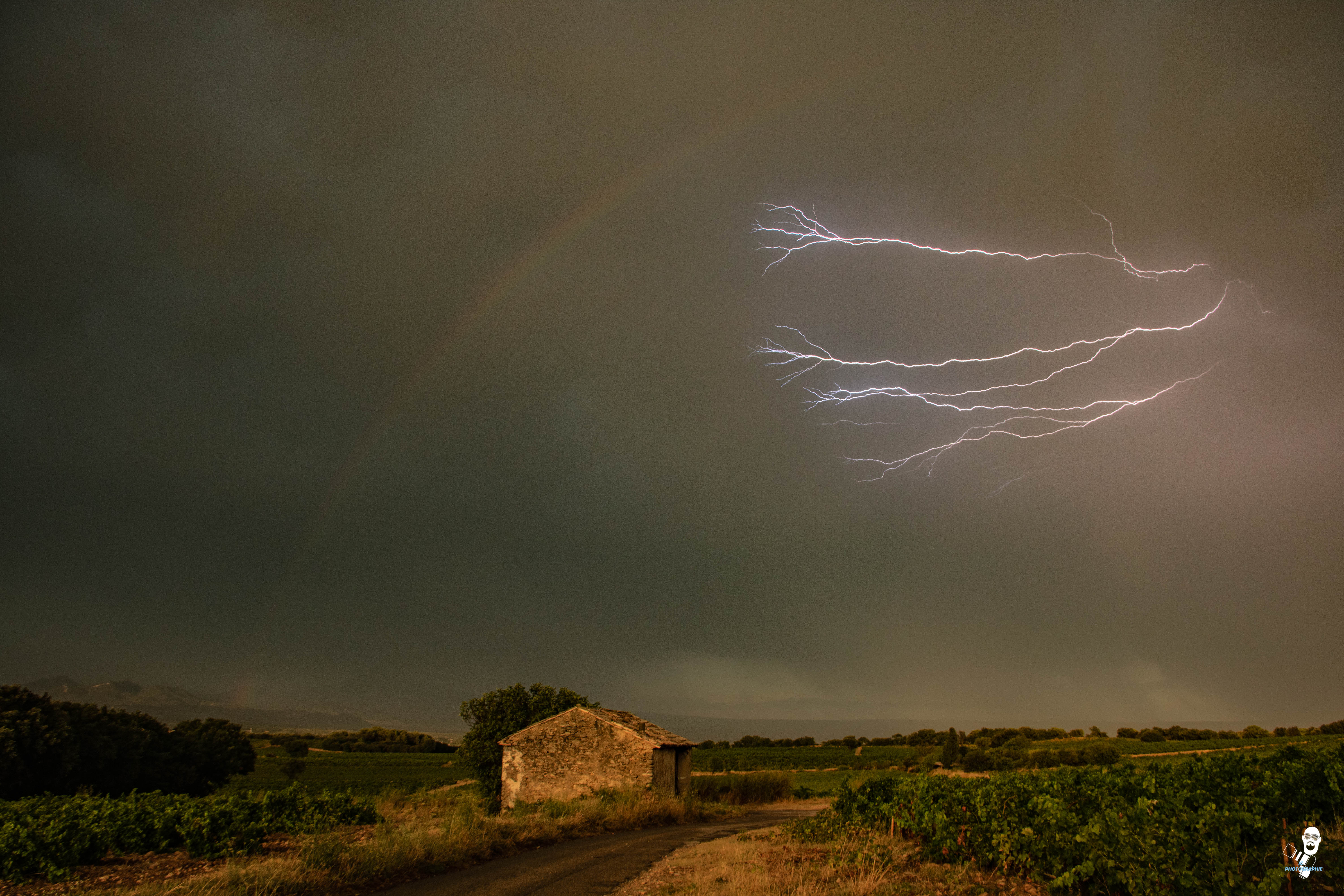 arc en ciel et spider  sur la plaine de Orange en Vaucluse - 01/08/2020 20:38 - jean christophe aubert