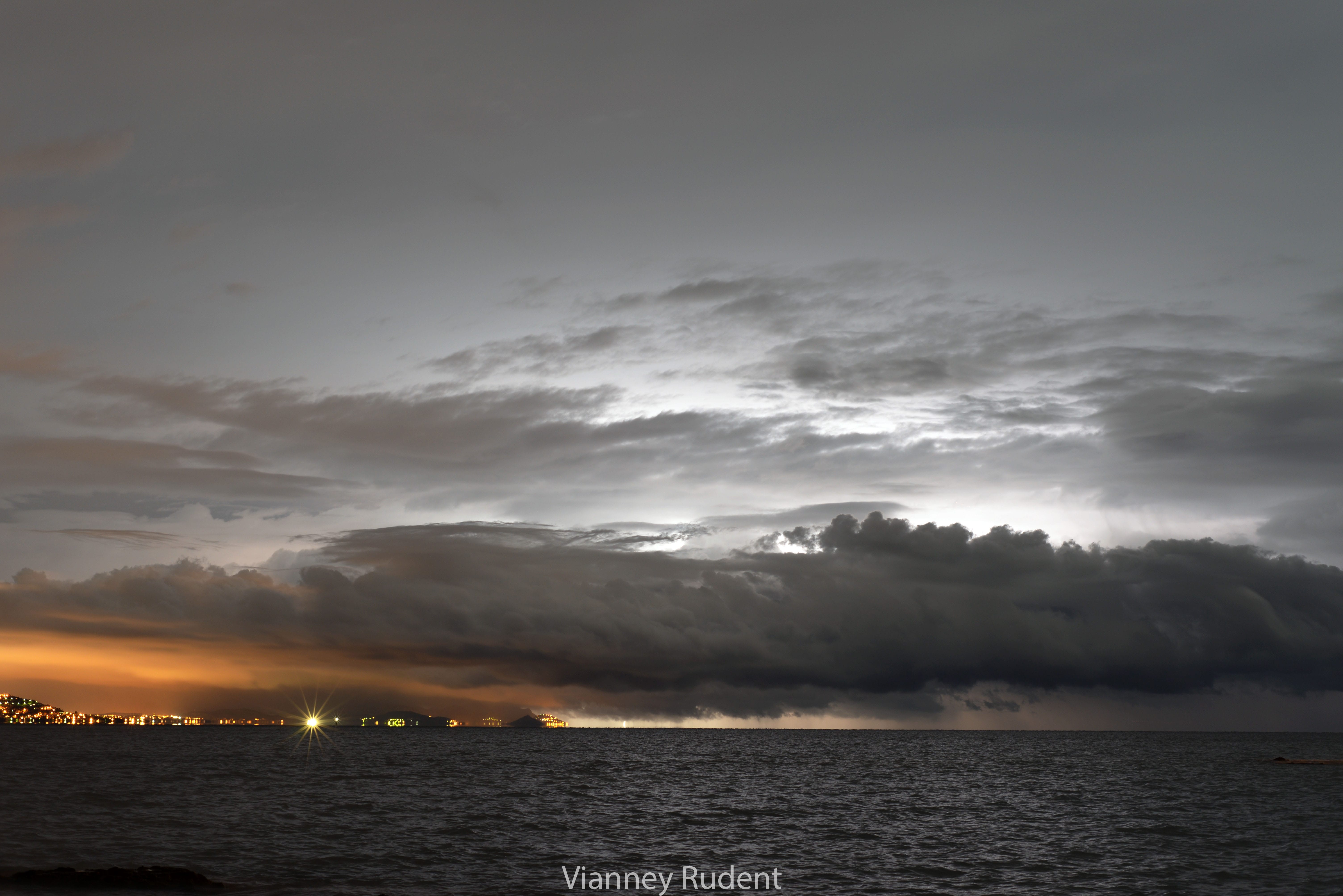 Orage de grésil hier soir au large de la baie de Cannes - 01/12/2017 19:48 - Rudent Vianney