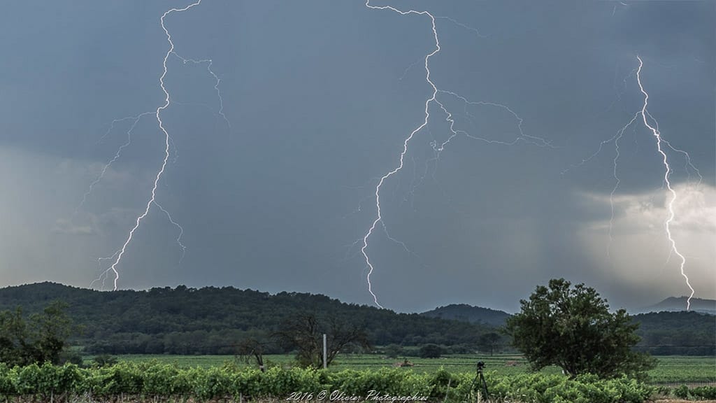 Superposition de trois impacts de foudre photographiés au nord de Brignoles dans le Var. - 01/07/2016 19:00 - Olivier FOUCAUD