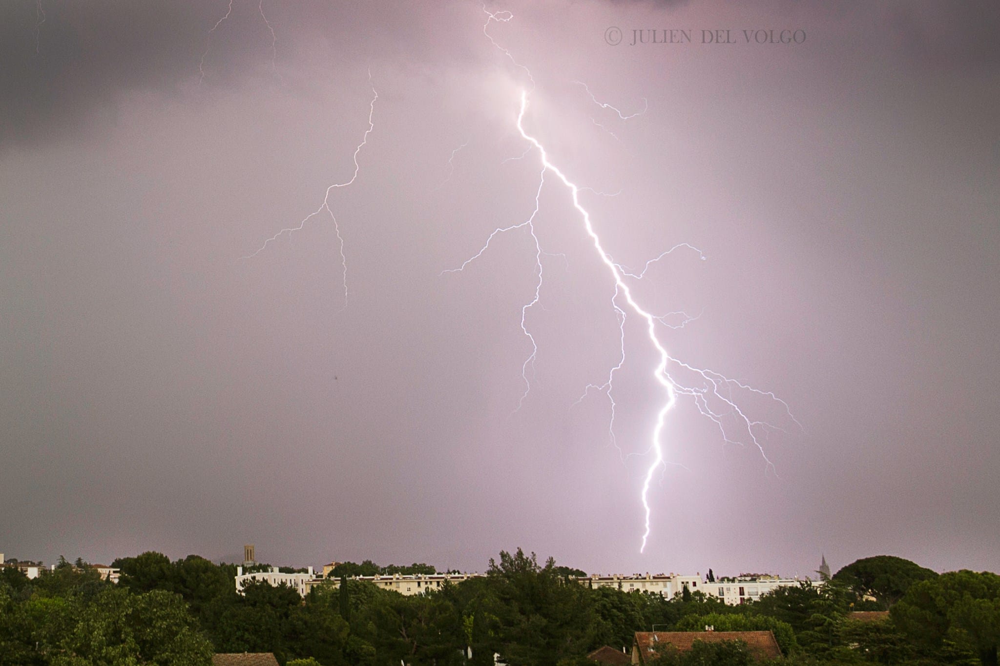 Impact de foudre au nord-est d'Aix-en-Provence (13). - 01/06/2017 15:00 - Julien DEL VOLGO