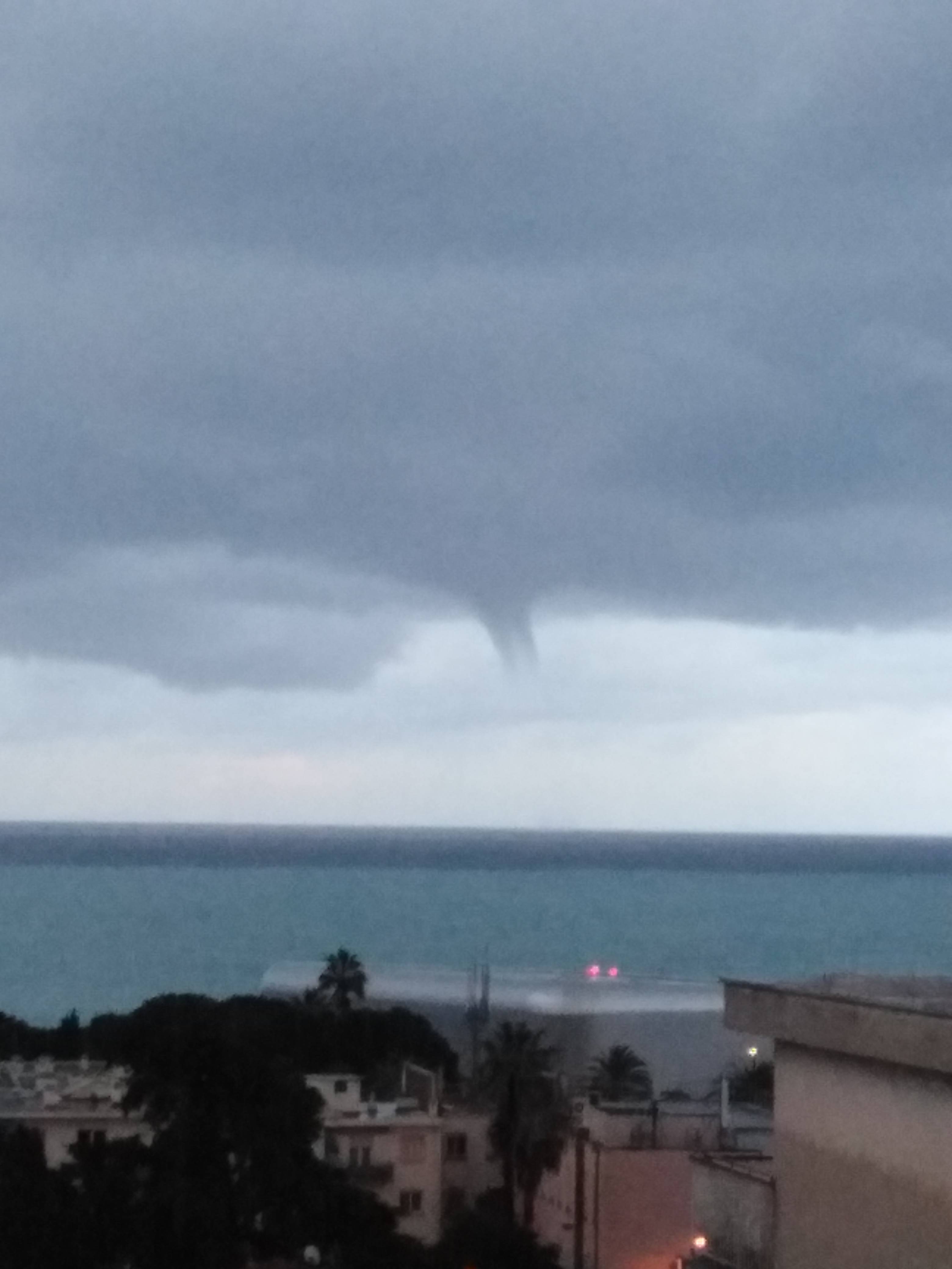 Tuba et possiblement trombe marine au large de l aéroport de Nice après une violente averse de grêle à Nice ouest. - 02/02/2019 17:40 - Olivier Carbonnier