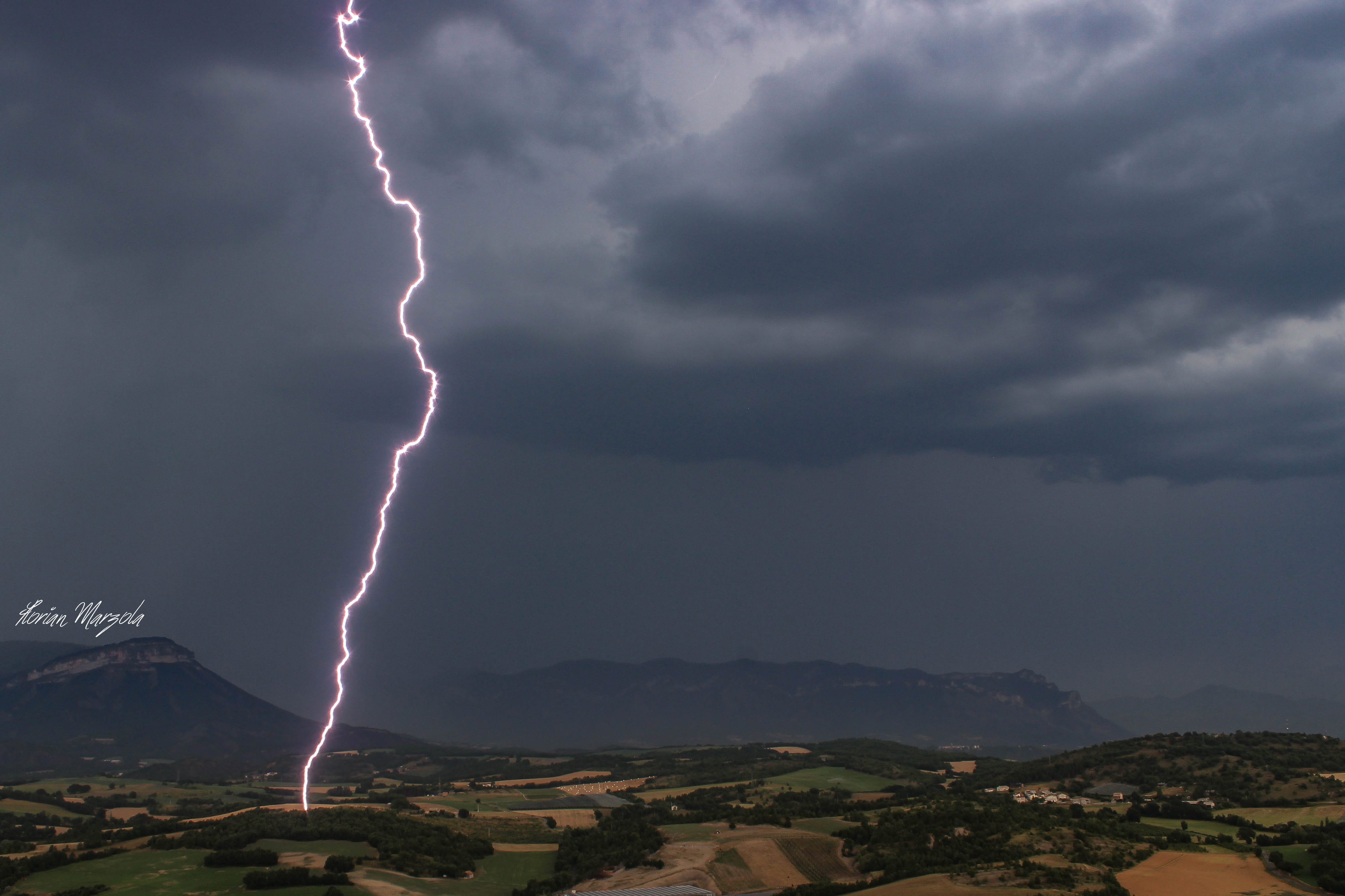 Un système orageux très intense (probablement accompagné de fortes grêles), a stationné à quelques km seulement de ma position (Hautes Alpes), pendant près de 2h. Les impacts ont été nombreux, souvent noyés dans la masse de pluie, mais quelques exceptions se sont manifester tout au long de ce système. - 02/07/2019 18:19 - Florian MARZOLA