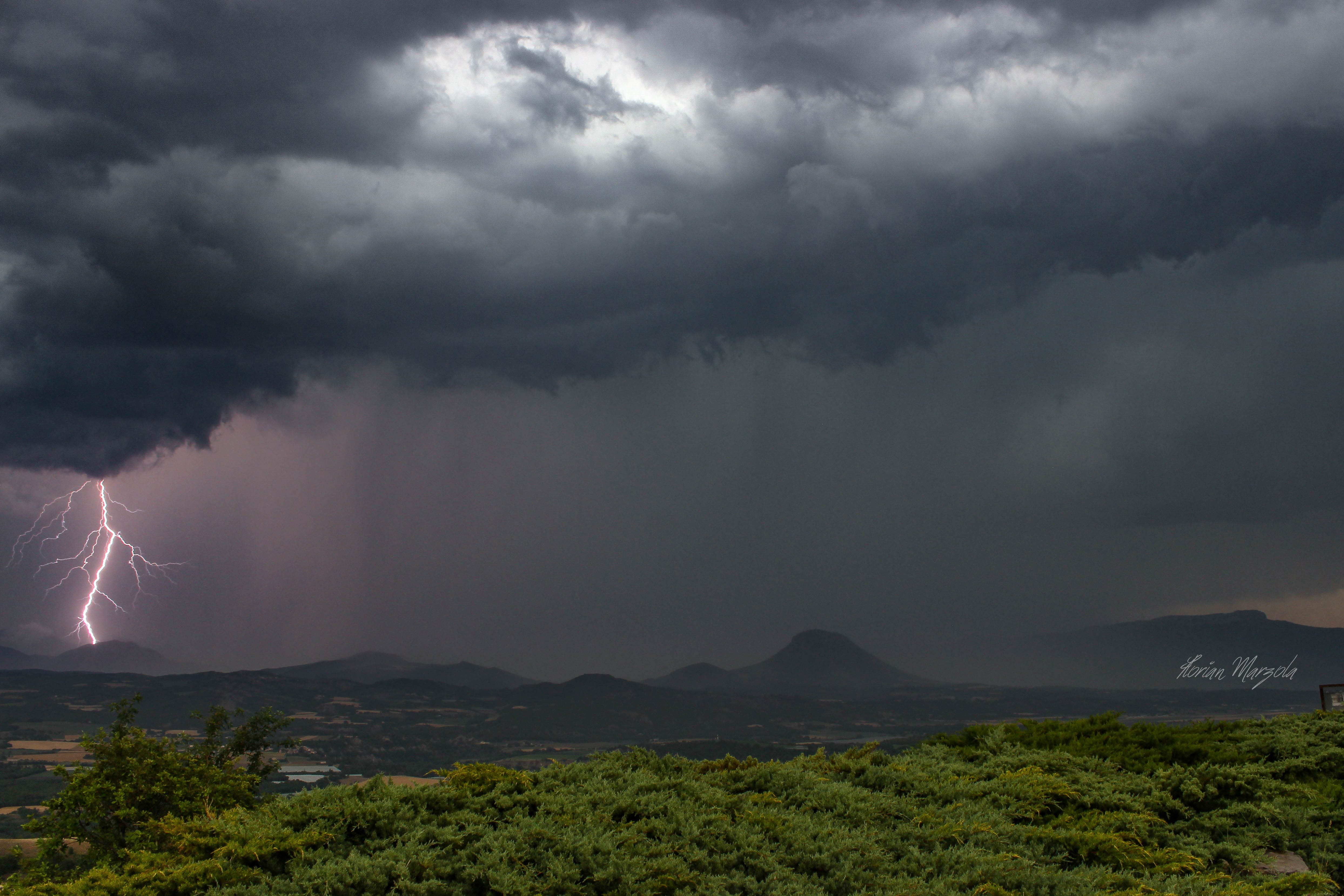 Évacuation d'un multicellulaire vers l'Est, après avoir stationné plusieurs heures sur ma position au nord de Sisteron (05). - 02/07/2019 19:21 - Florian MARZOLA