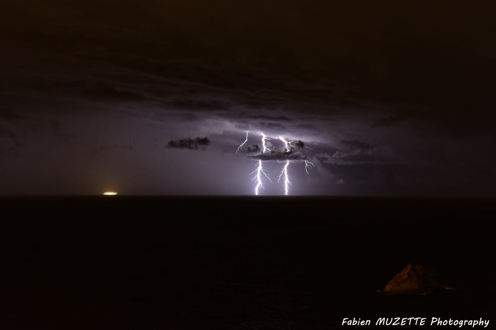 Cellule orageuse en Mer Méditerranée, sud Presqu'île de Giens, dans la nuit du 1 au 2 novembre. Orage à propagation rétrograde qui est resté toute la nuit dans le même secteur. - 02/11/2018 03:20 - FABIEN MUZETTE