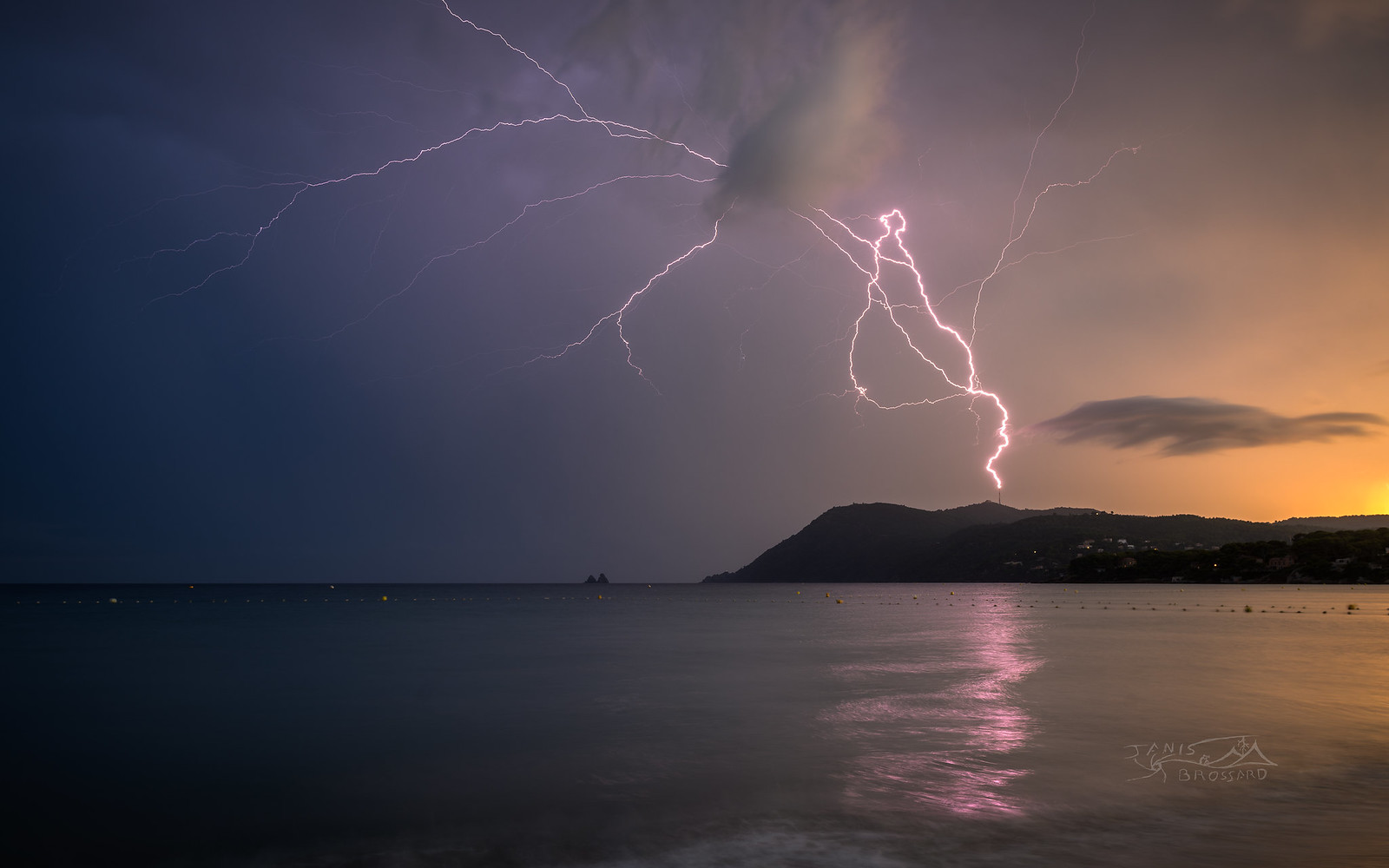 2 septembre 2022 ,

  Début de week-end avec un orage dont sa prévisibilité laissait à désirer avec les modèles météos dans le chaos total ! Malgré cela, j'ai décidé de rester à quelques kilomètres de la maison pour tenter cette composition du massif du Cap Sicié depuis les plages des Sablettes , pari  réussi,  ce dernier se fera foudroyer dans une ambiance très colorée en cette fin de journée,  au moins 4 fois, un véritable aimant, cet émetteur !! - 02/09/2022 20:15 - janis brossard